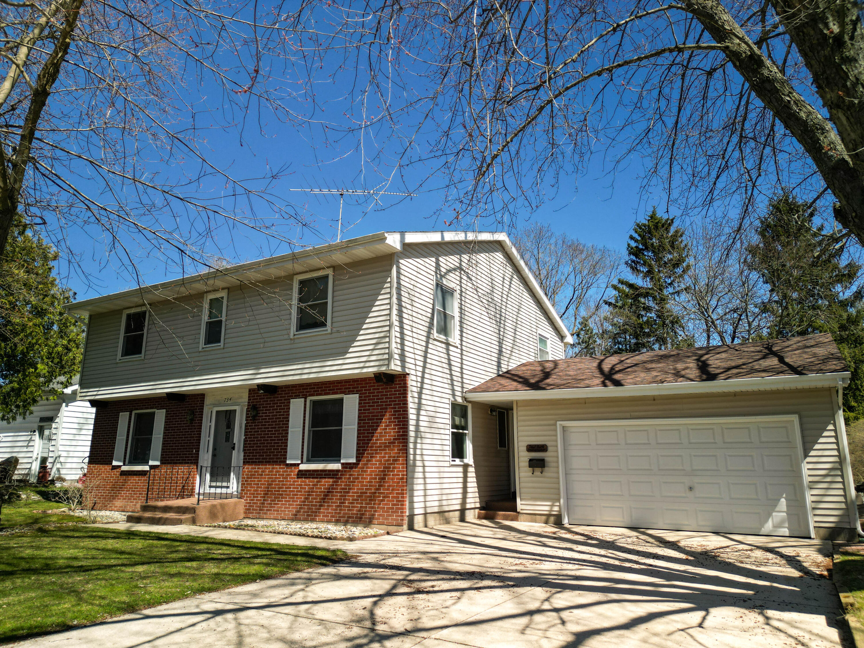 734 N Stewart Avenue Property Photo