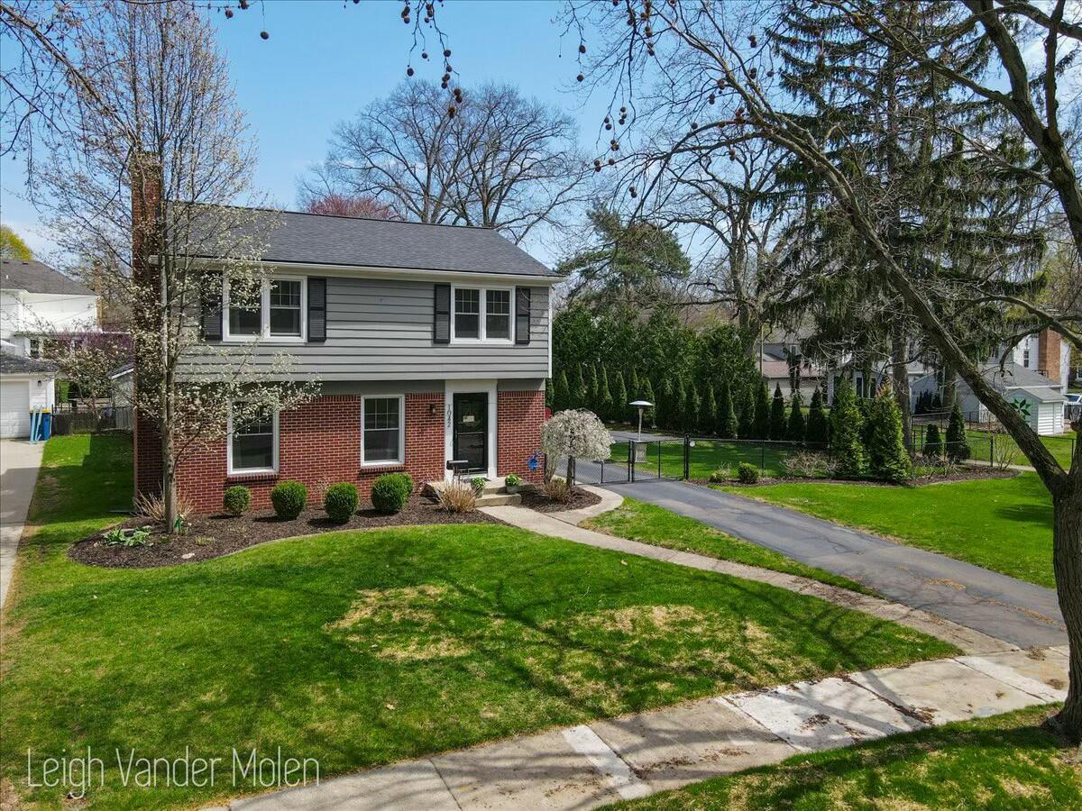 1042 Floral Avenue Se Property Photo
