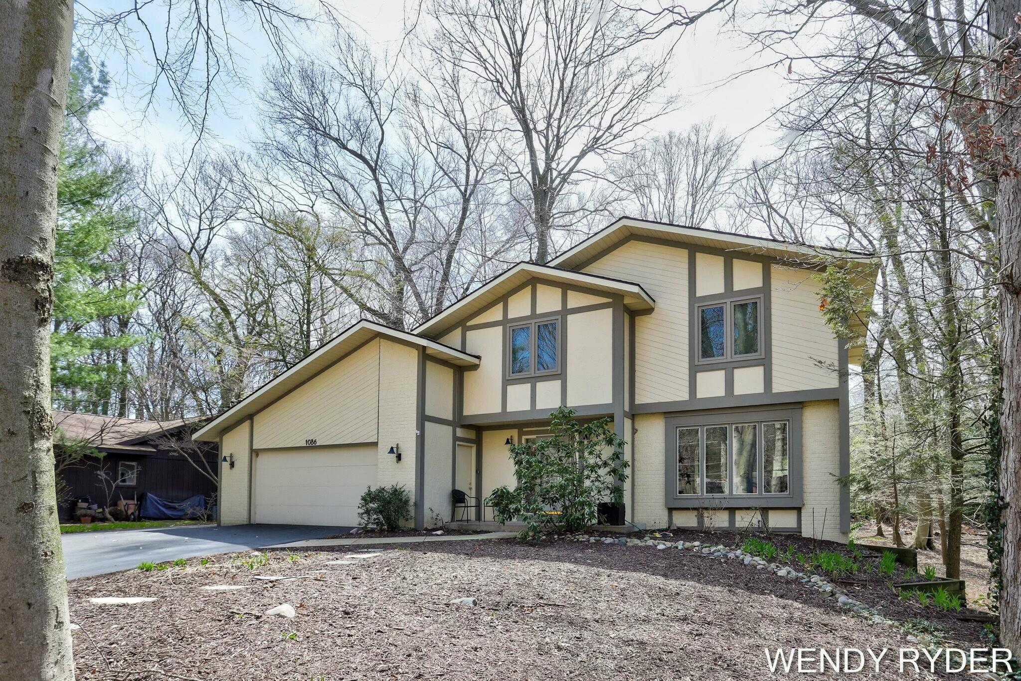 1086 Post Avenue Property Photo
