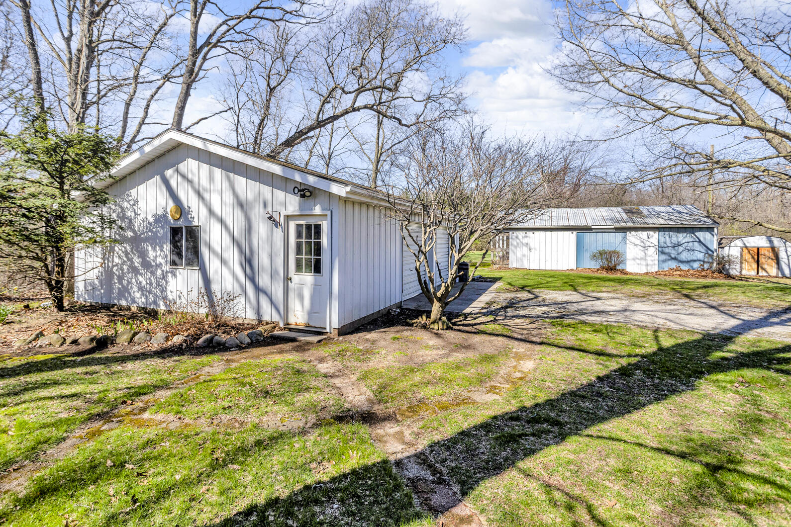10900 Round Lake Road Property Photo