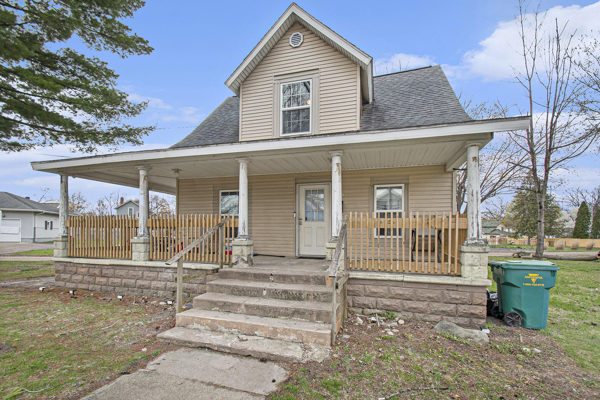 401 Oak Street Property Photo