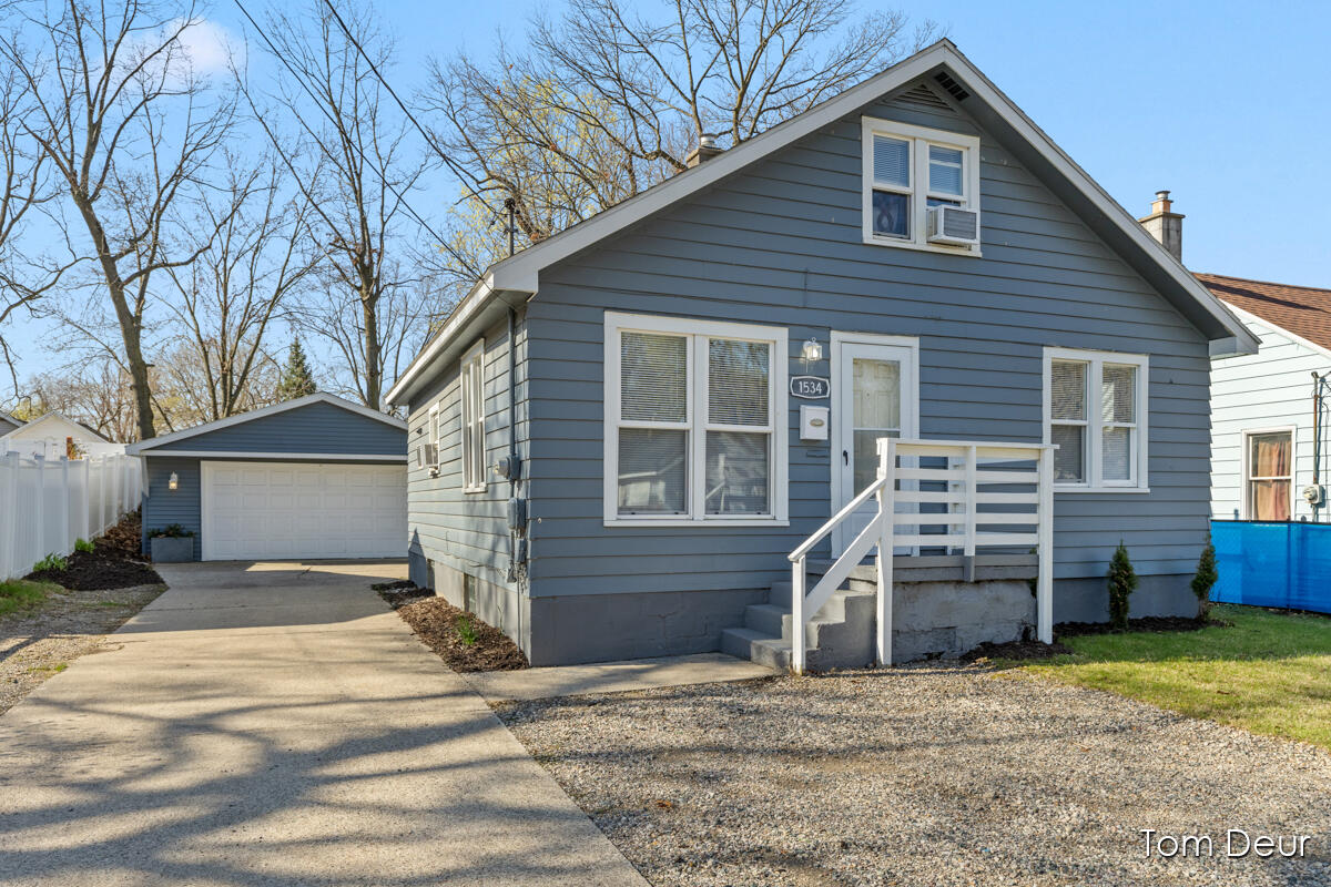 1534 Matilda Street Ne Property Photo