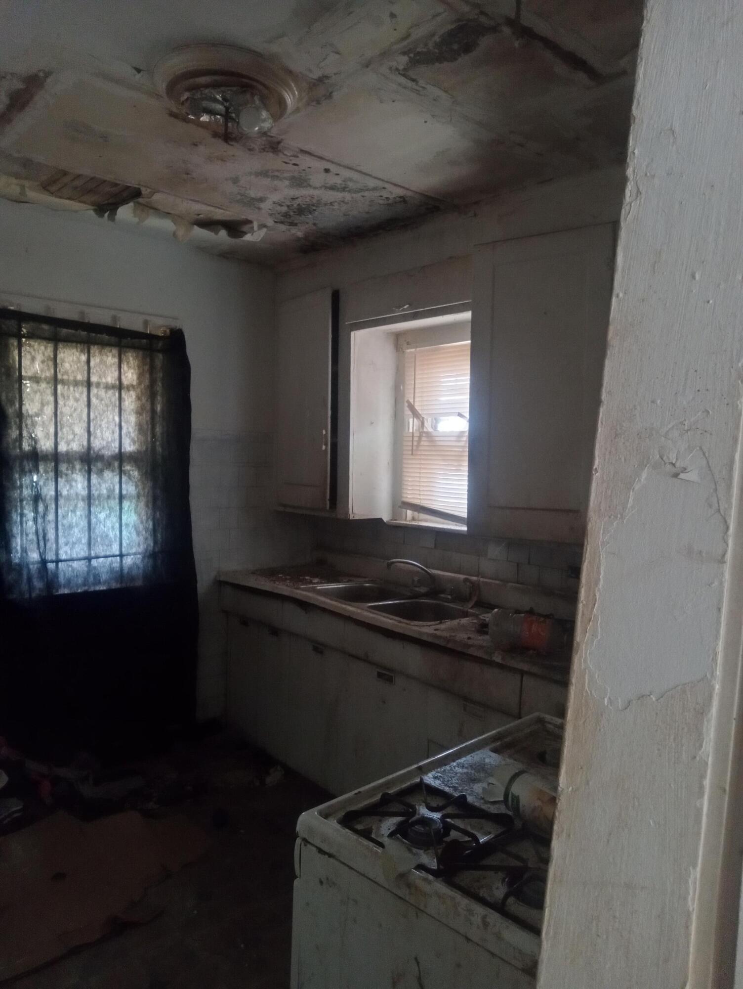 14294 Roselawn Property Photo 4