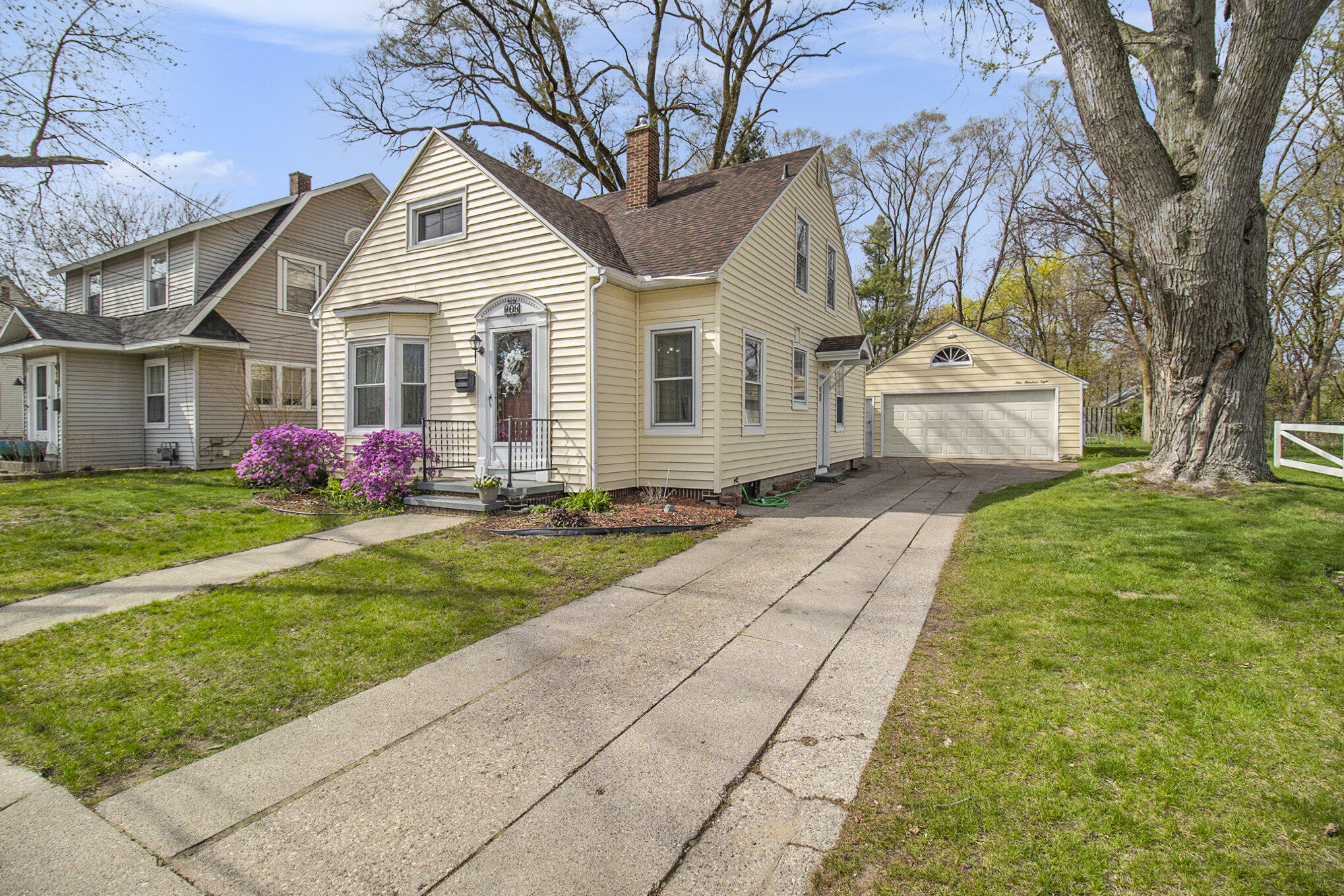 908 Ireland Avenue Property Photo 1