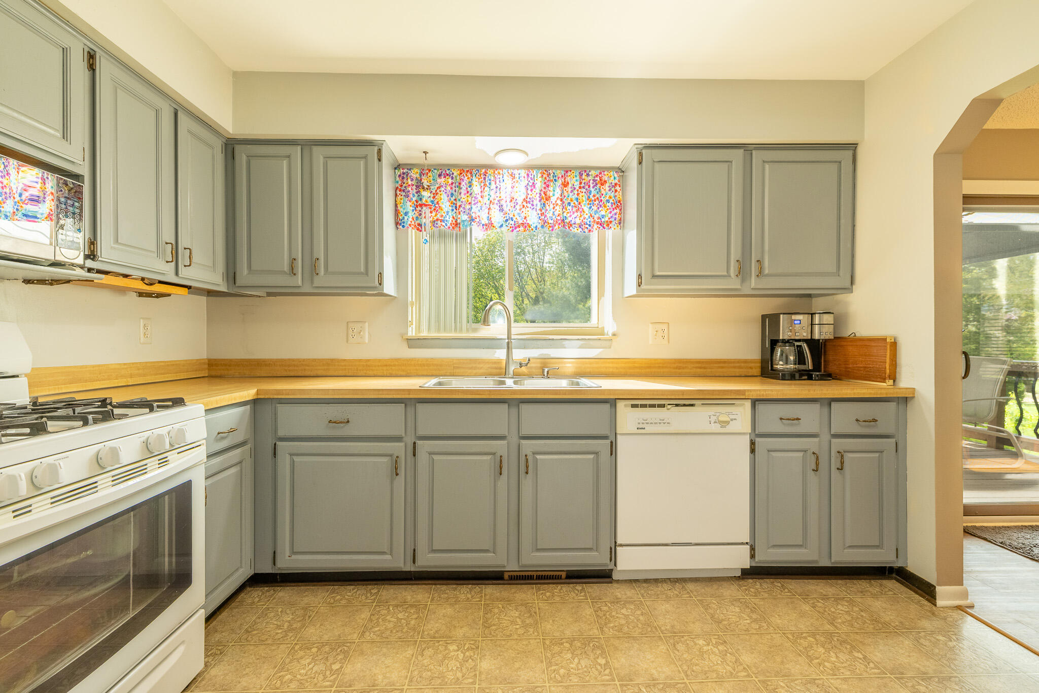 11926 Neil Street Property Photo 4