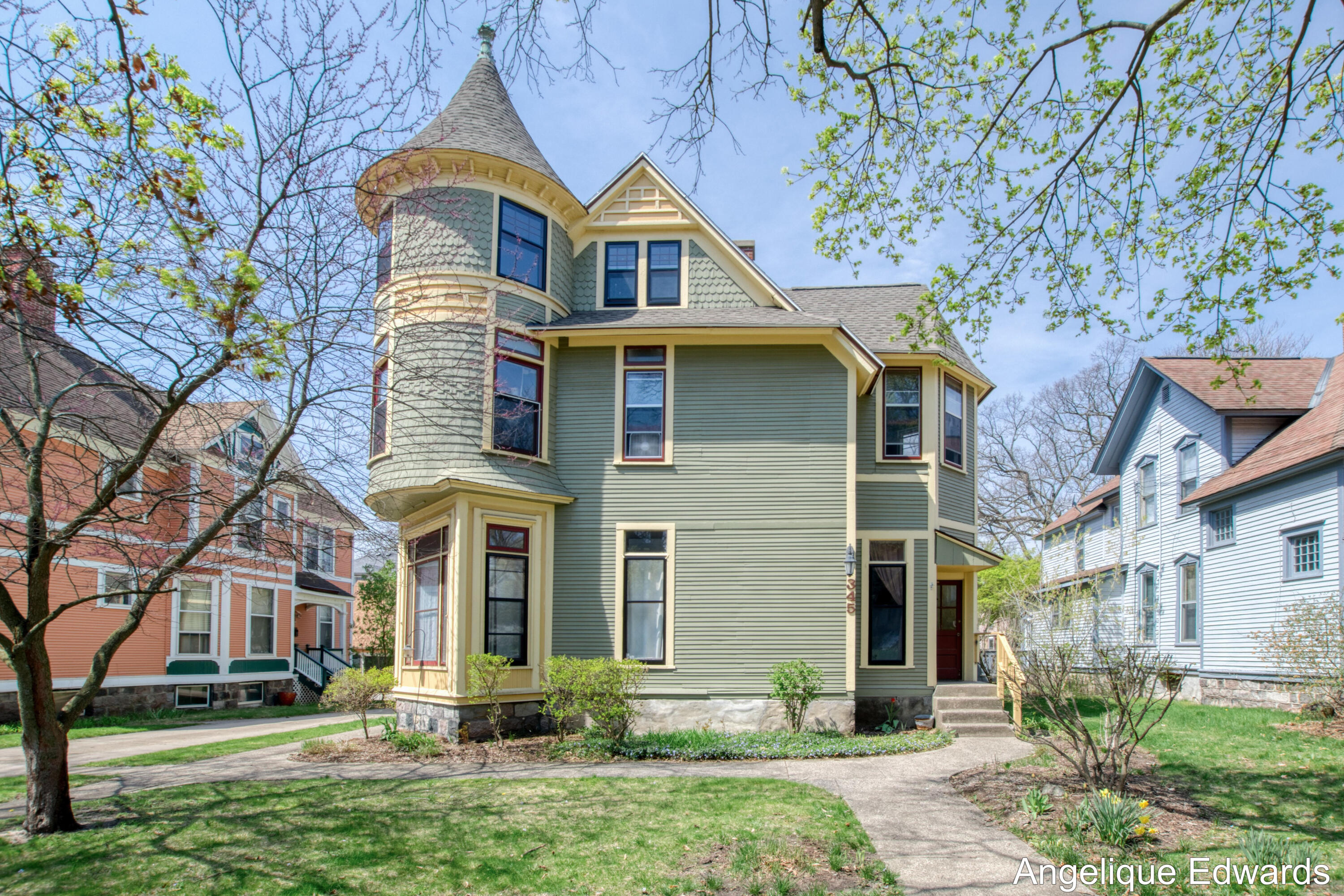 345 Paris Avenue Se Property Photo 1
