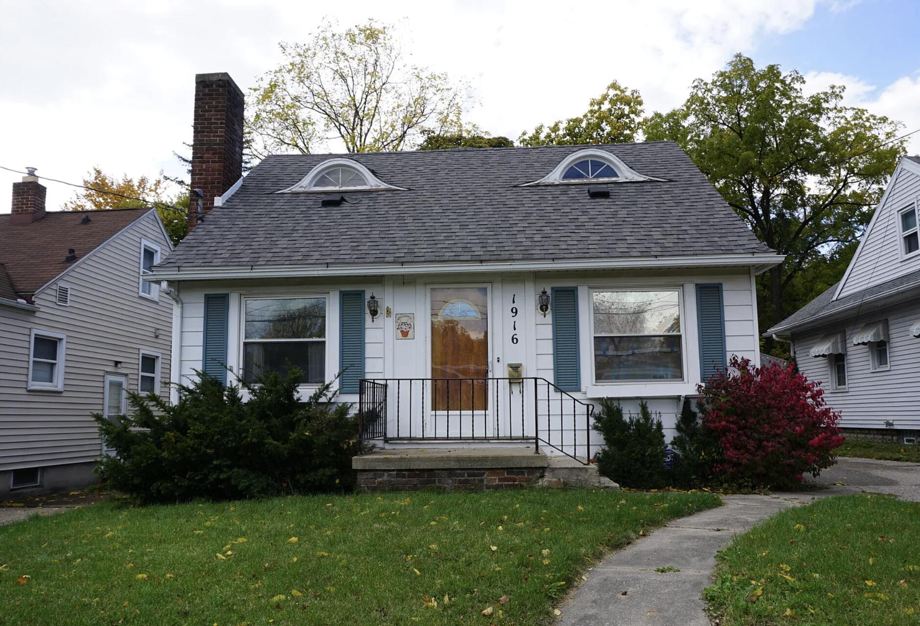 1916 Lyons Avenue Property Photo 1
