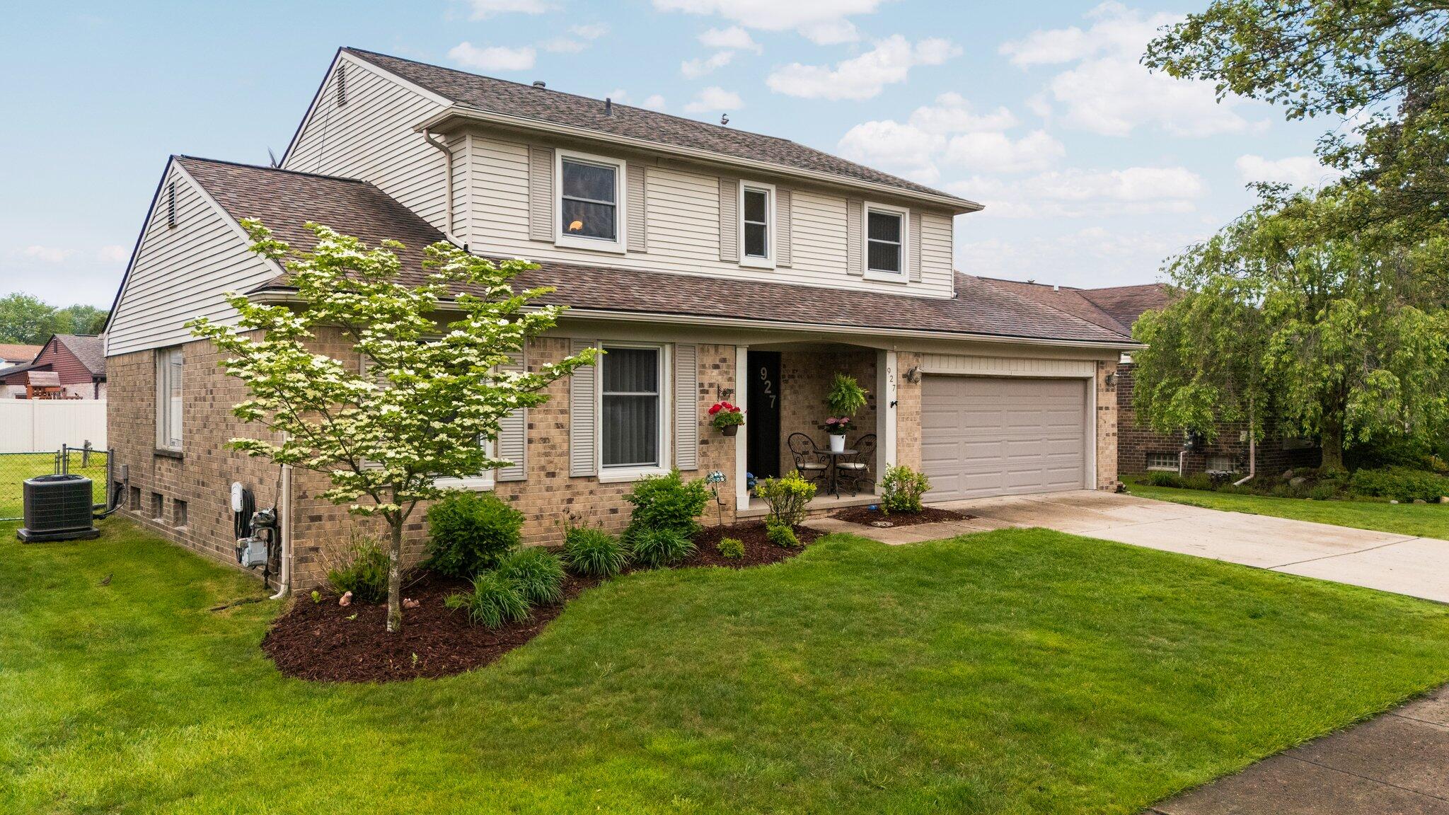 927 Queens Way Property Photo 1