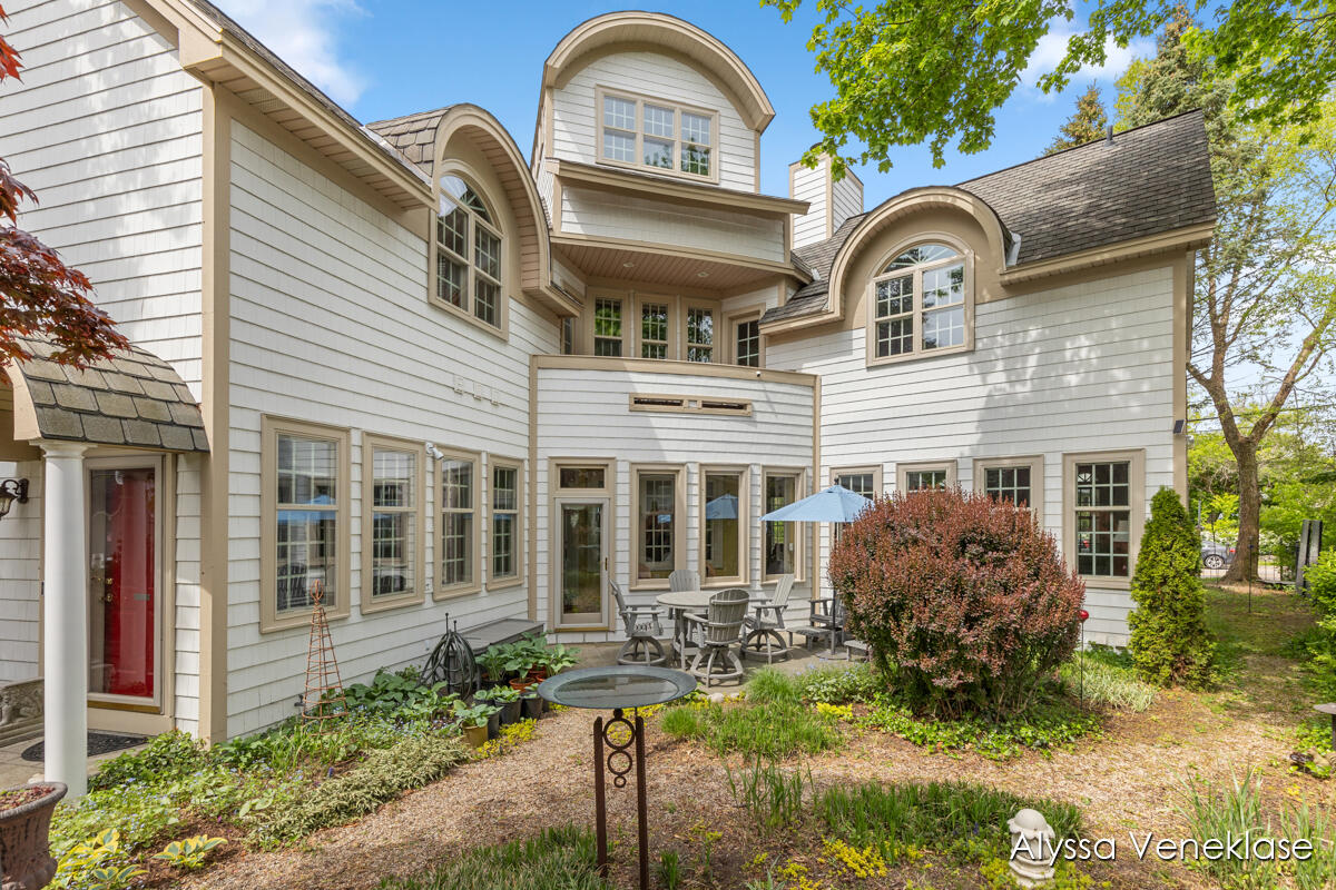 404 N Shore Drive Property Photo 3