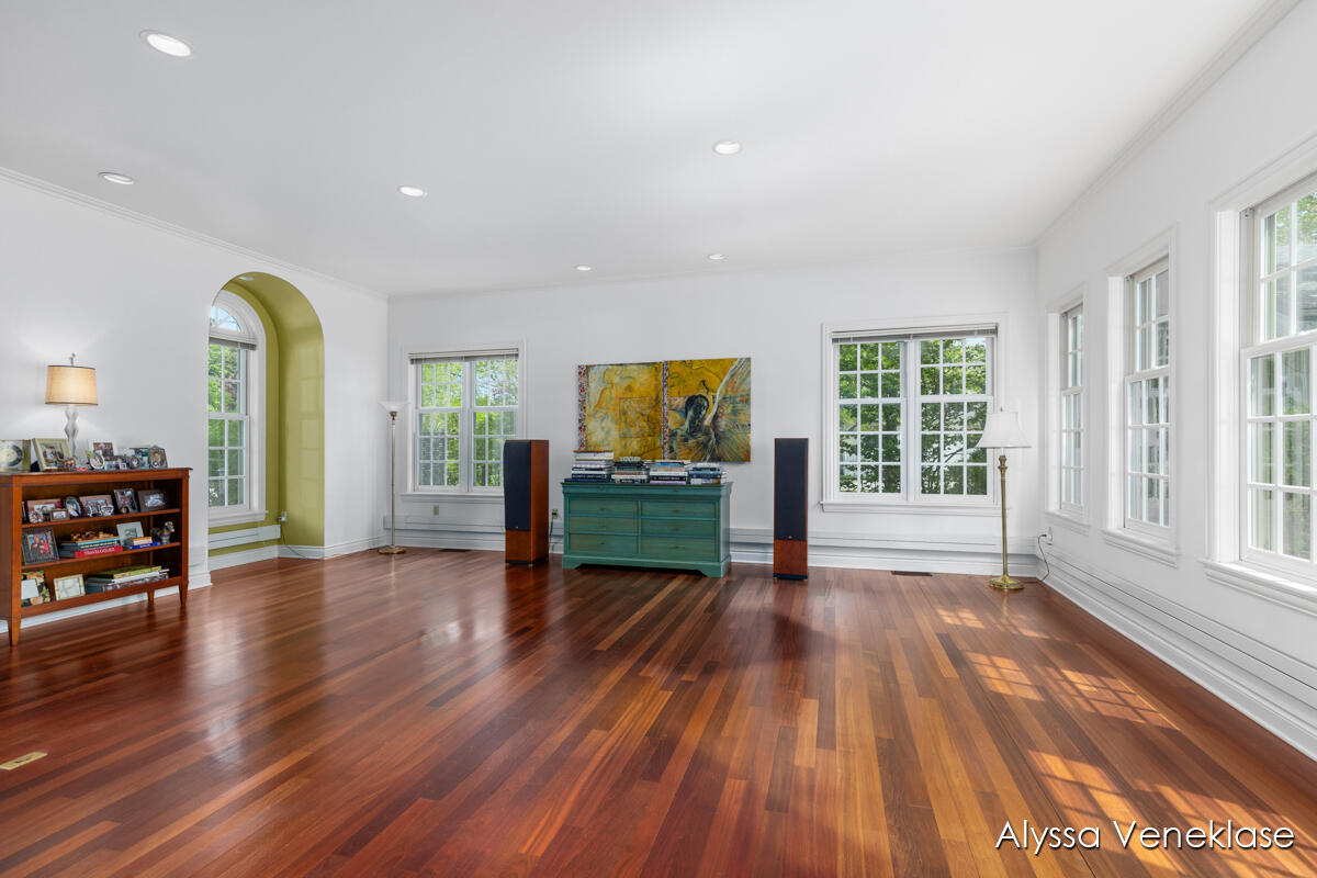 404 N Shore Drive Property Photo 8