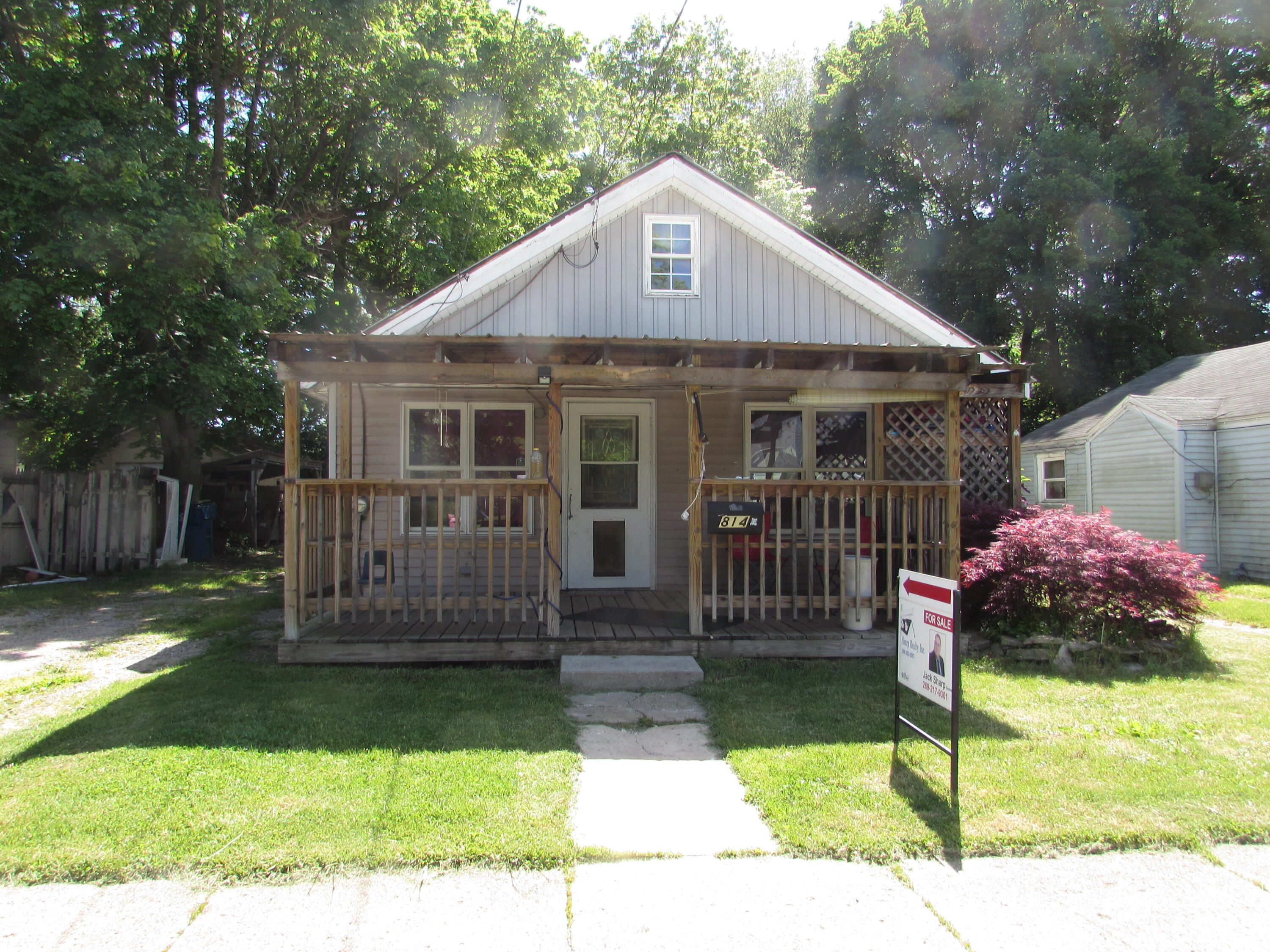 814 Ira Avenue Property Photo 1