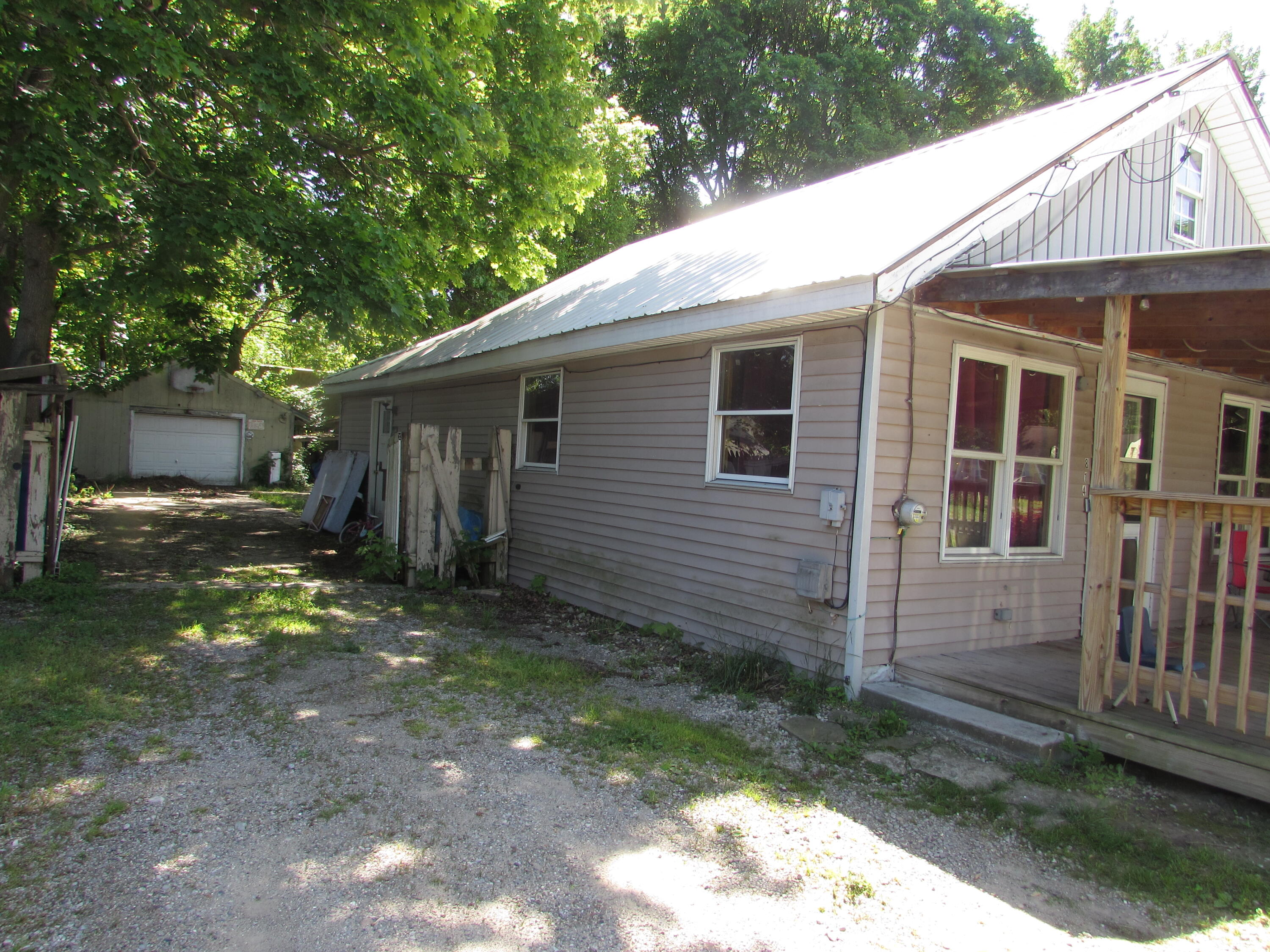 814 Ira Avenue Property Photo 2