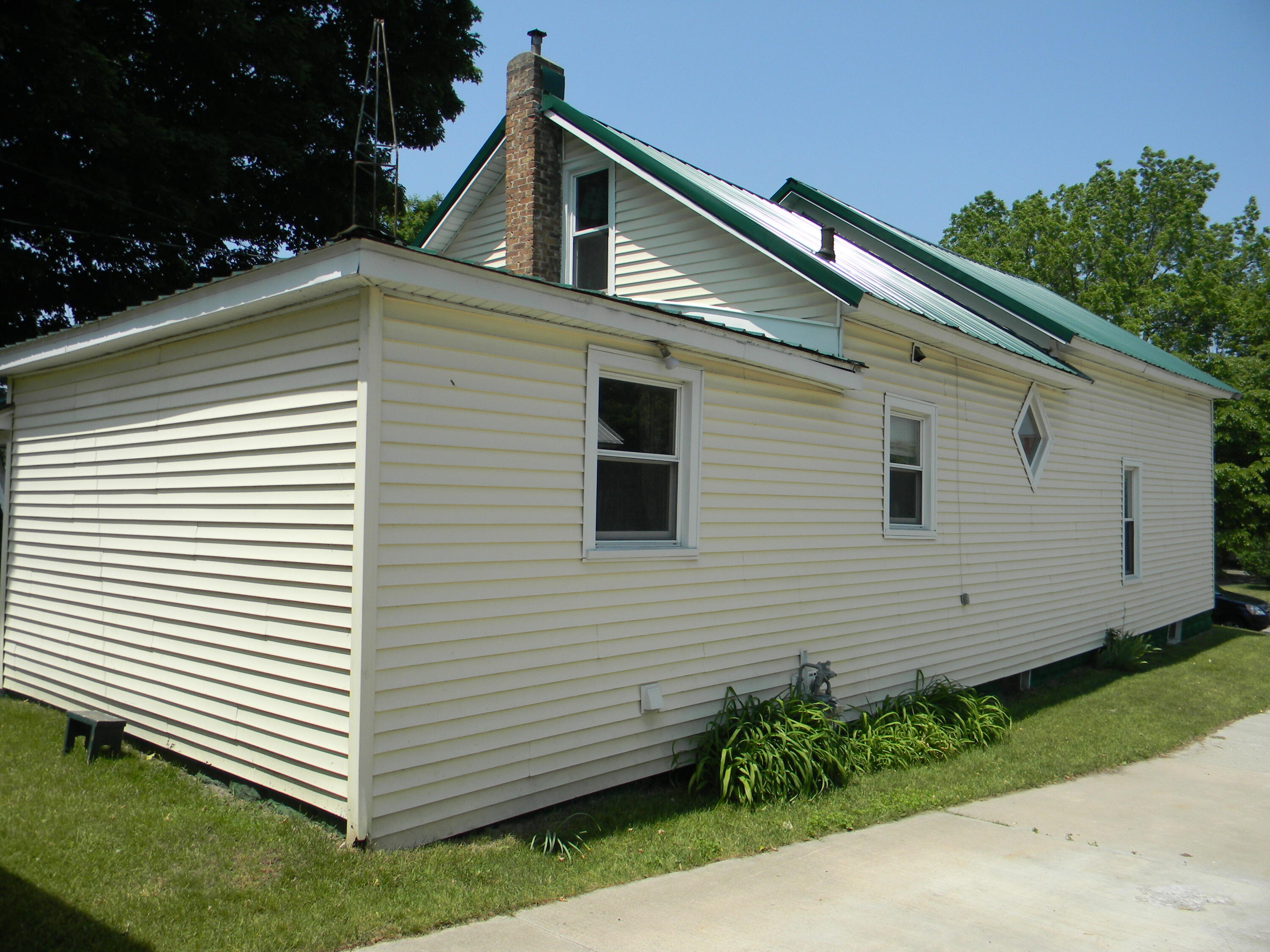 302 First Street Property Photo 3