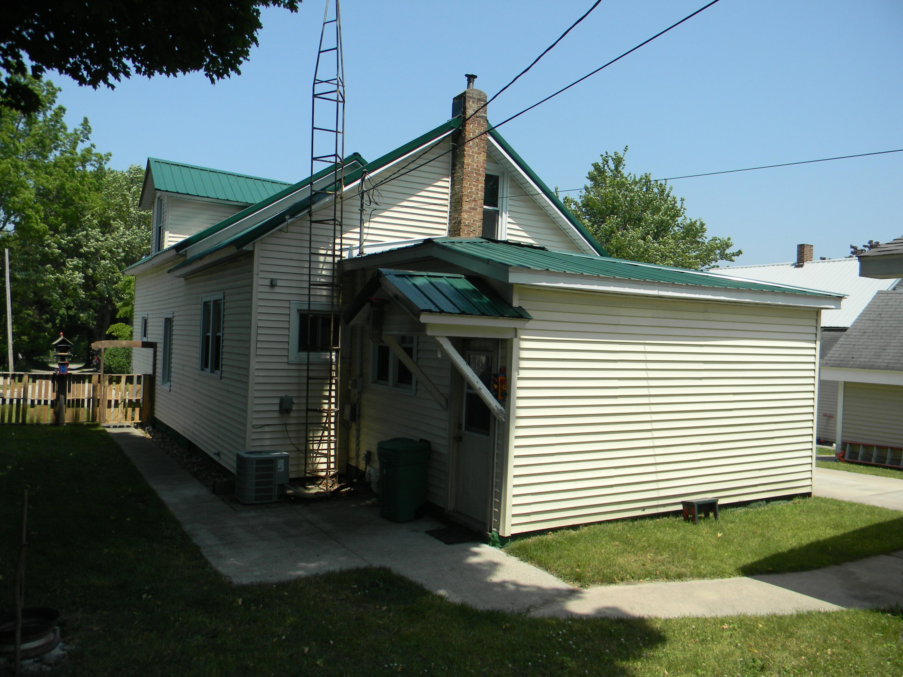 302 First Street Property Photo 4