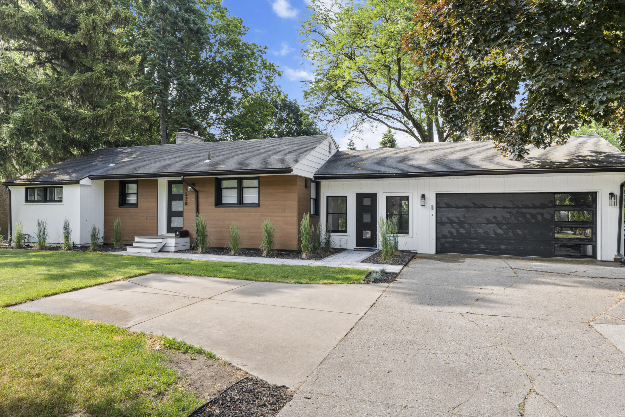 1528 E Maple Road Property Photo 1