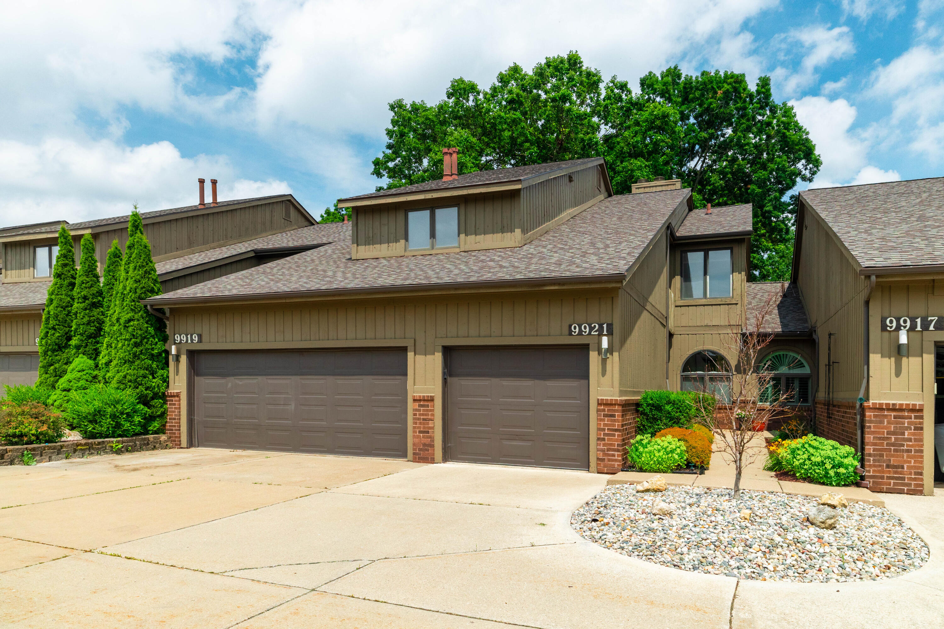 9919 Hawthorne Glen Drive Property Photo 1