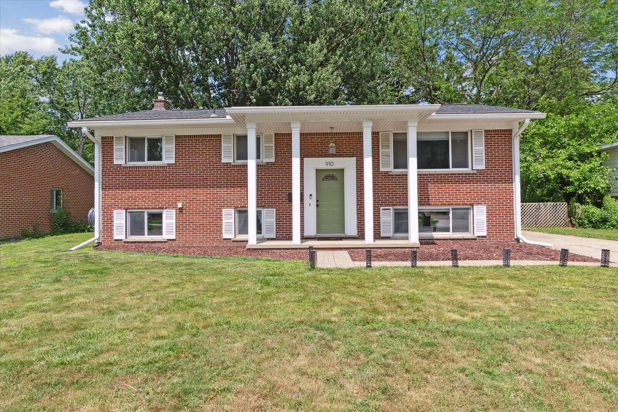 910 Newport Drive Property Photo 1