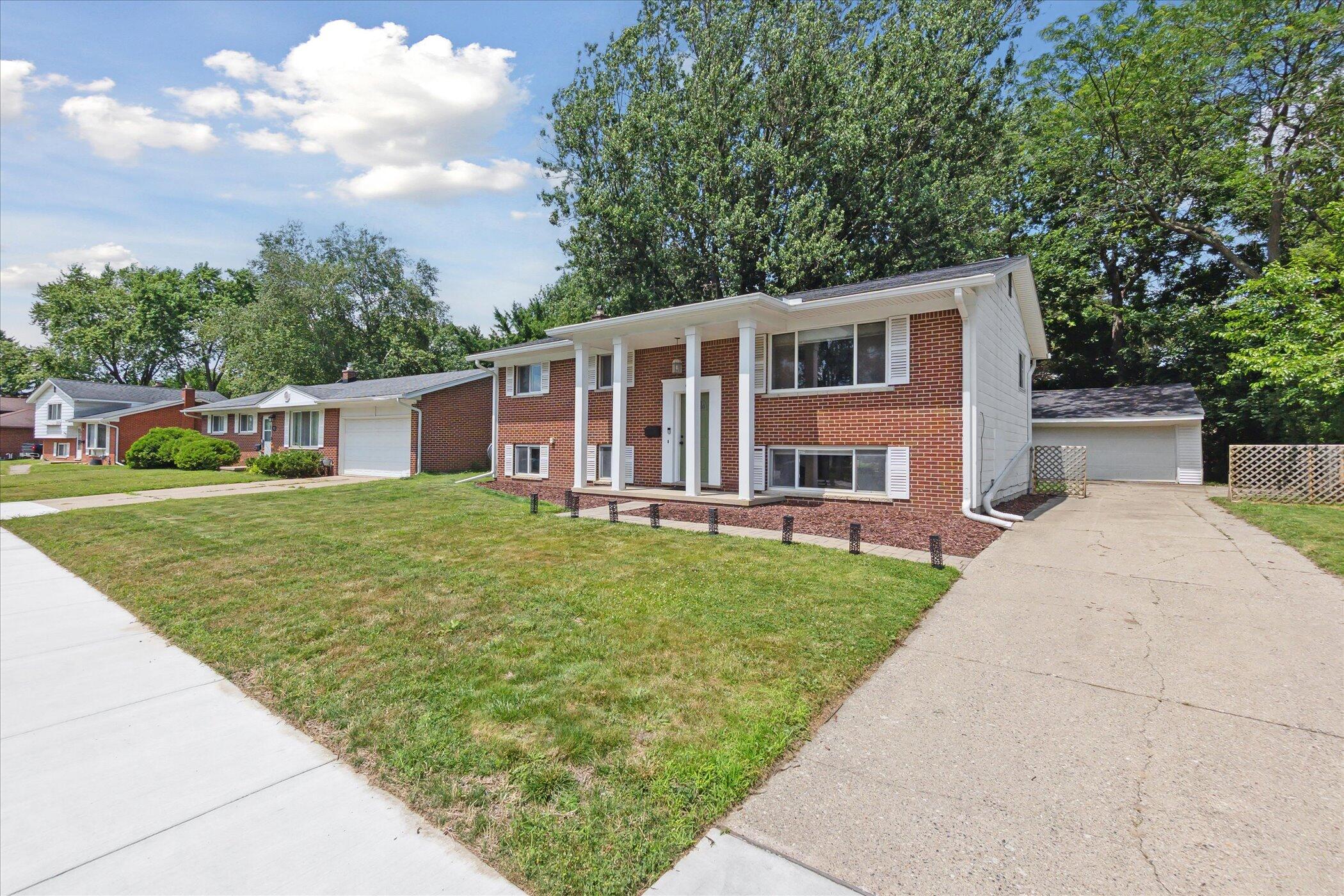 910 Newport Drive Property Photo 2