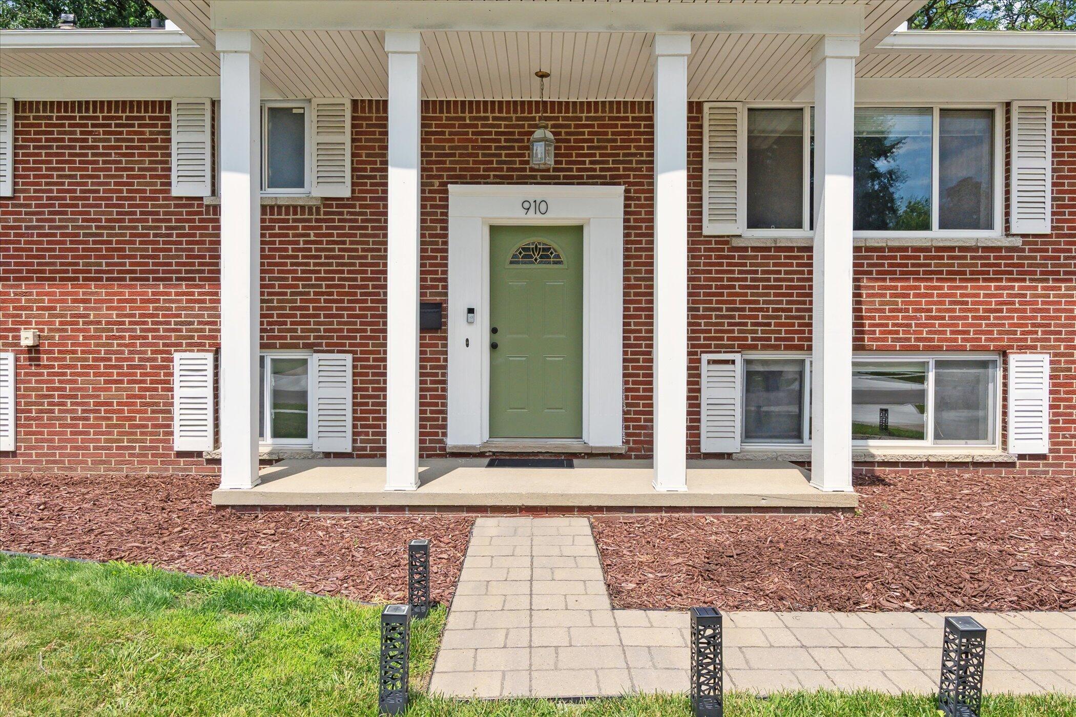910 Newport Drive Property Photo 3