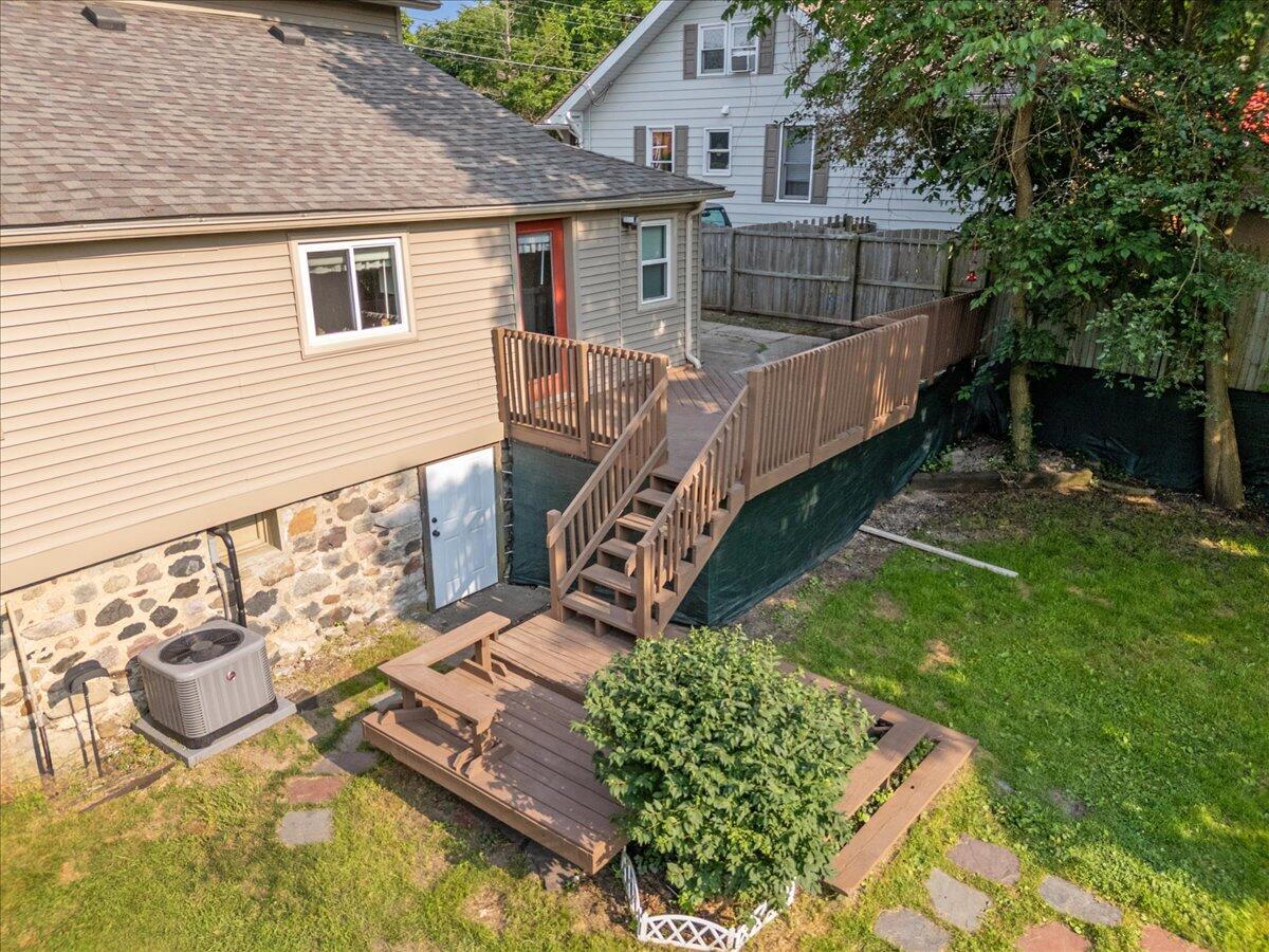 851 N Leroy Street Property Photo 23