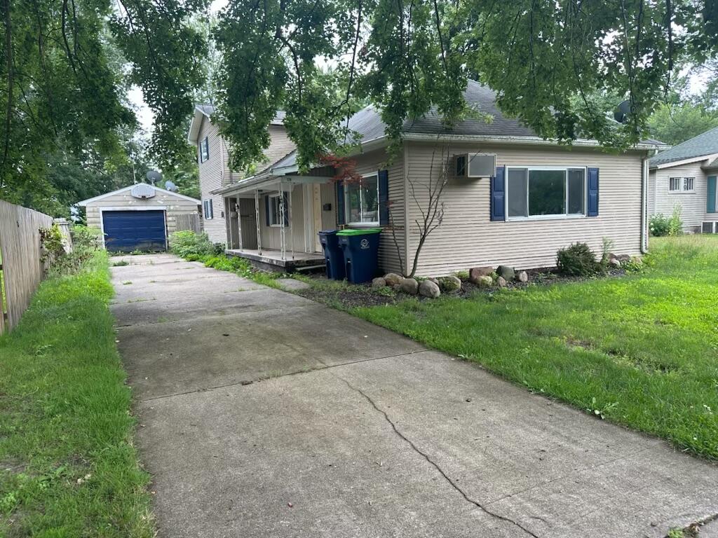 129 W Walnut Street Property Photo 1