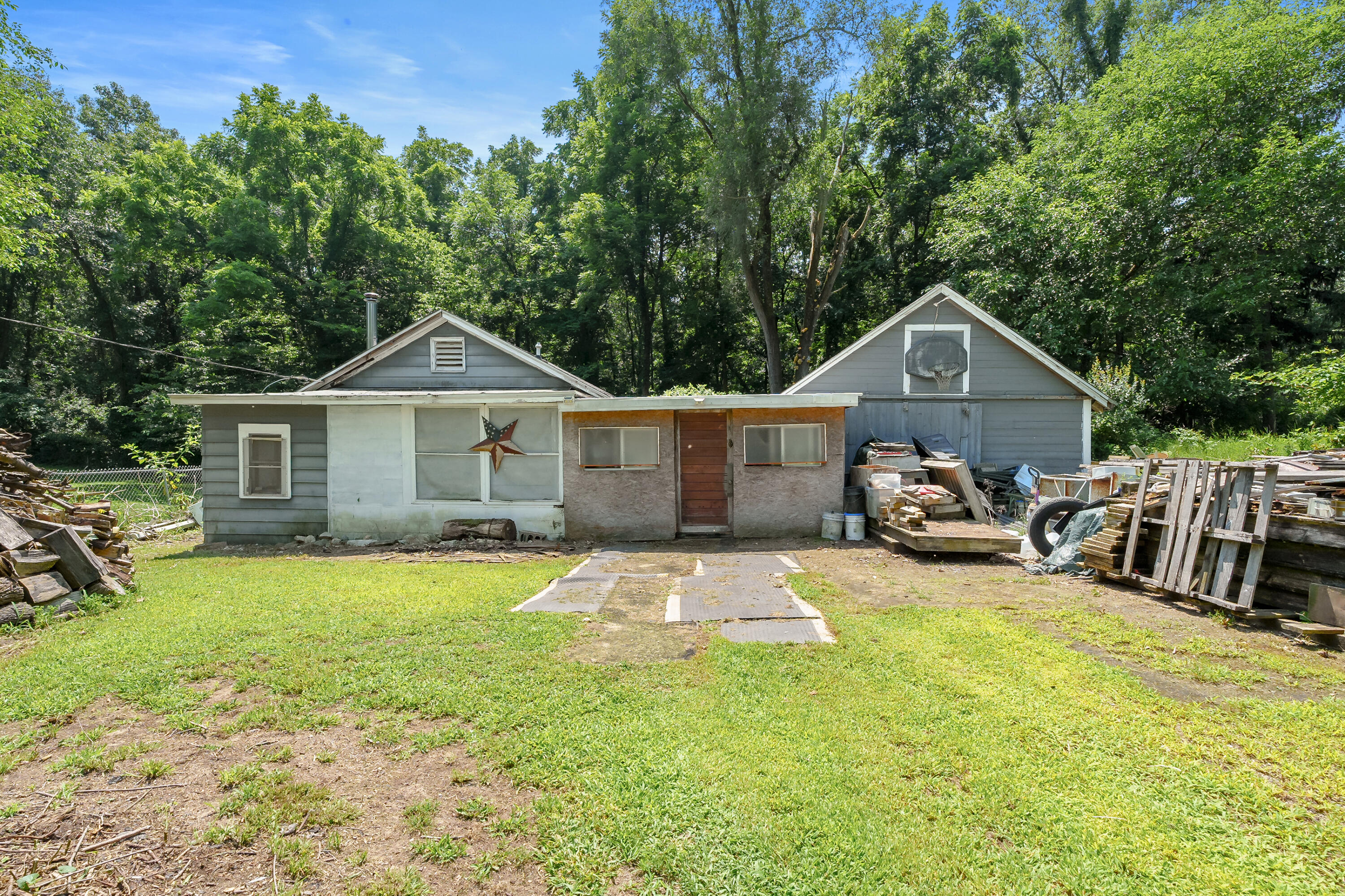 211 Waubascon Road Property Photo 1
