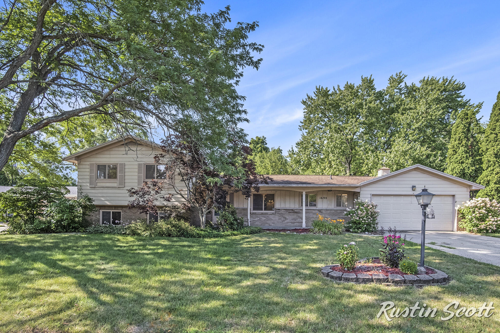 1690 Pembroke Street Se Property Photo 1