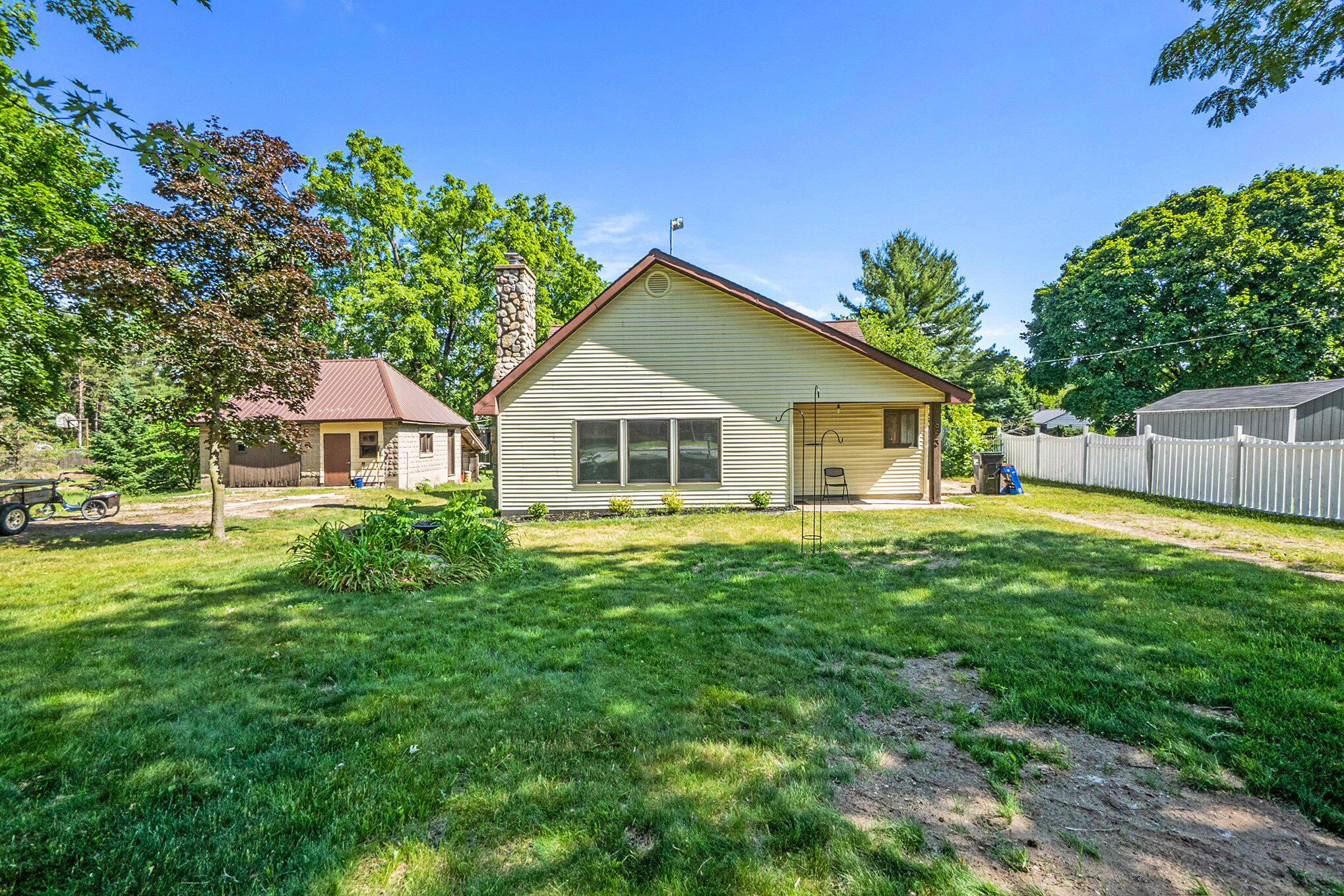 863 E Wilcox Avenue Property Photo 1