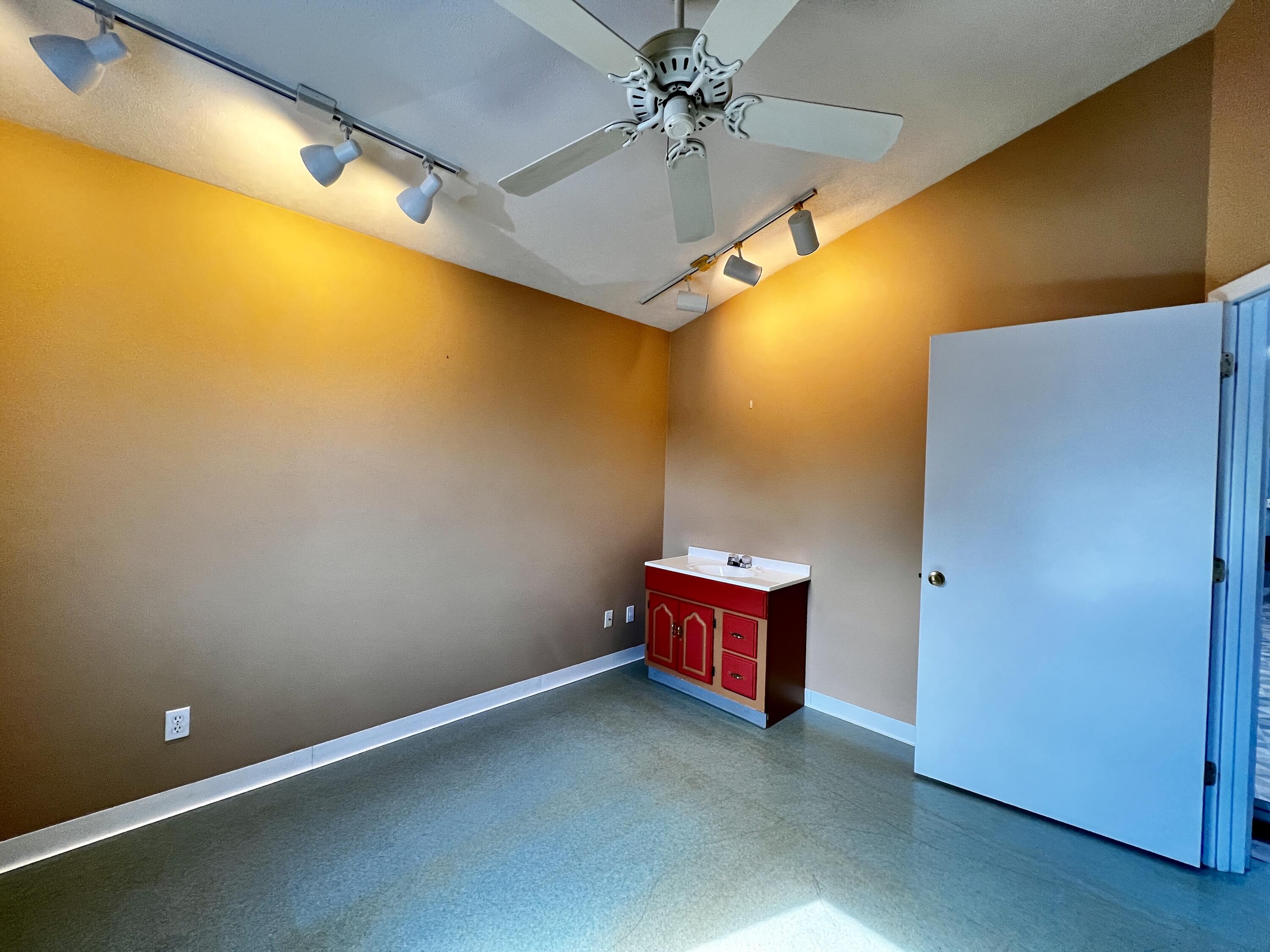 208 S Harrison Street Property Photo 8