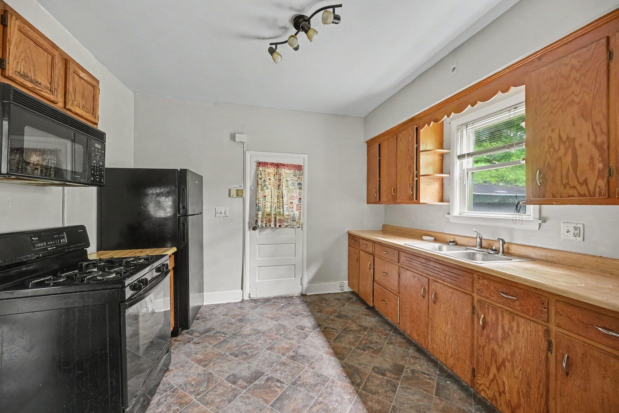 1110 Hotop Avenue Property Photo 6