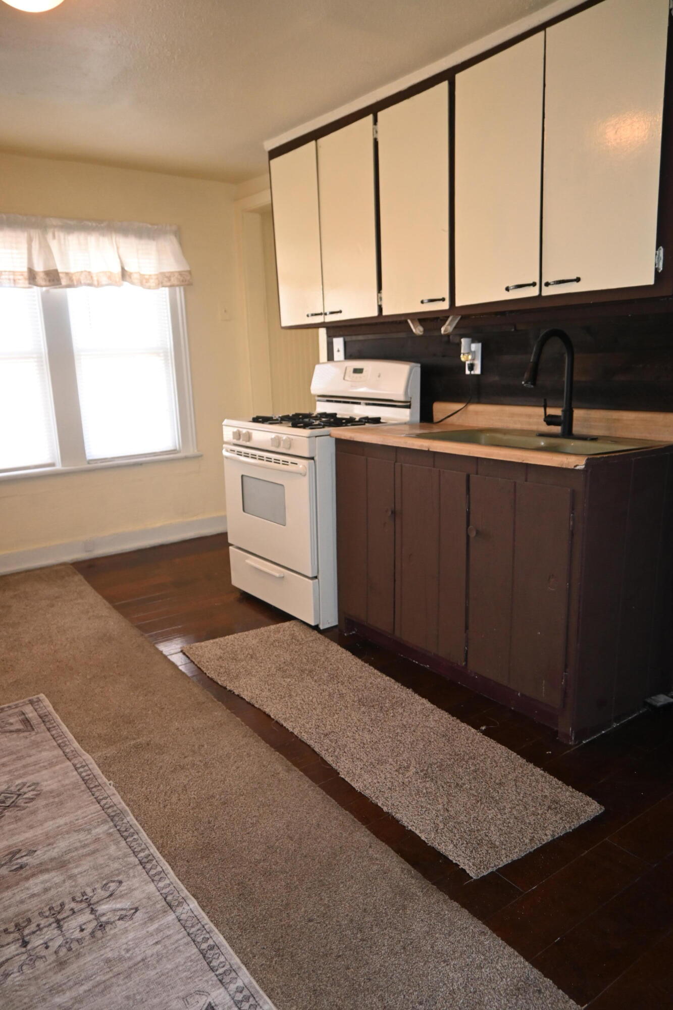 210 Amity Avenue Property Photo 21