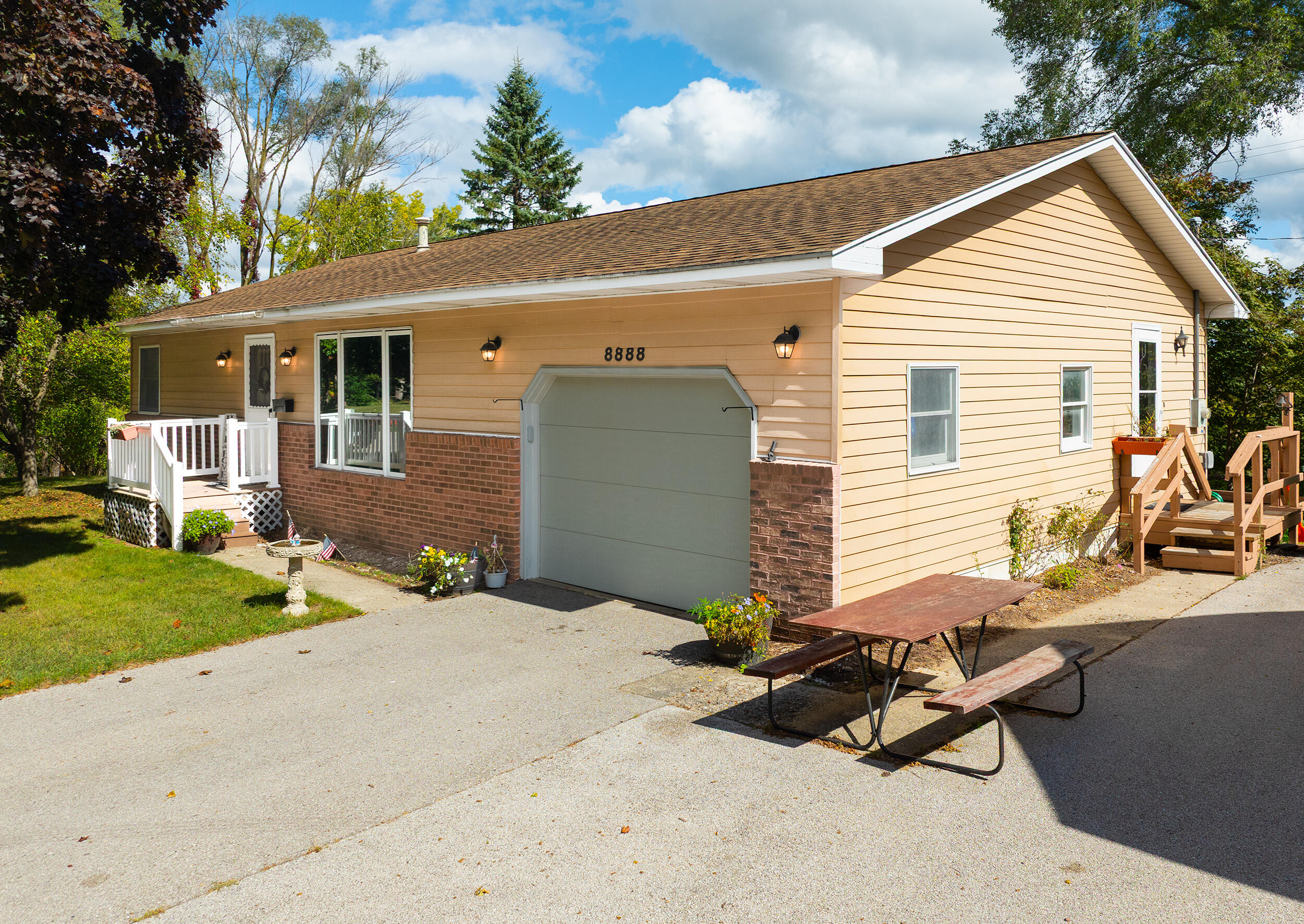 8888 Ferry Street Property Photo 2