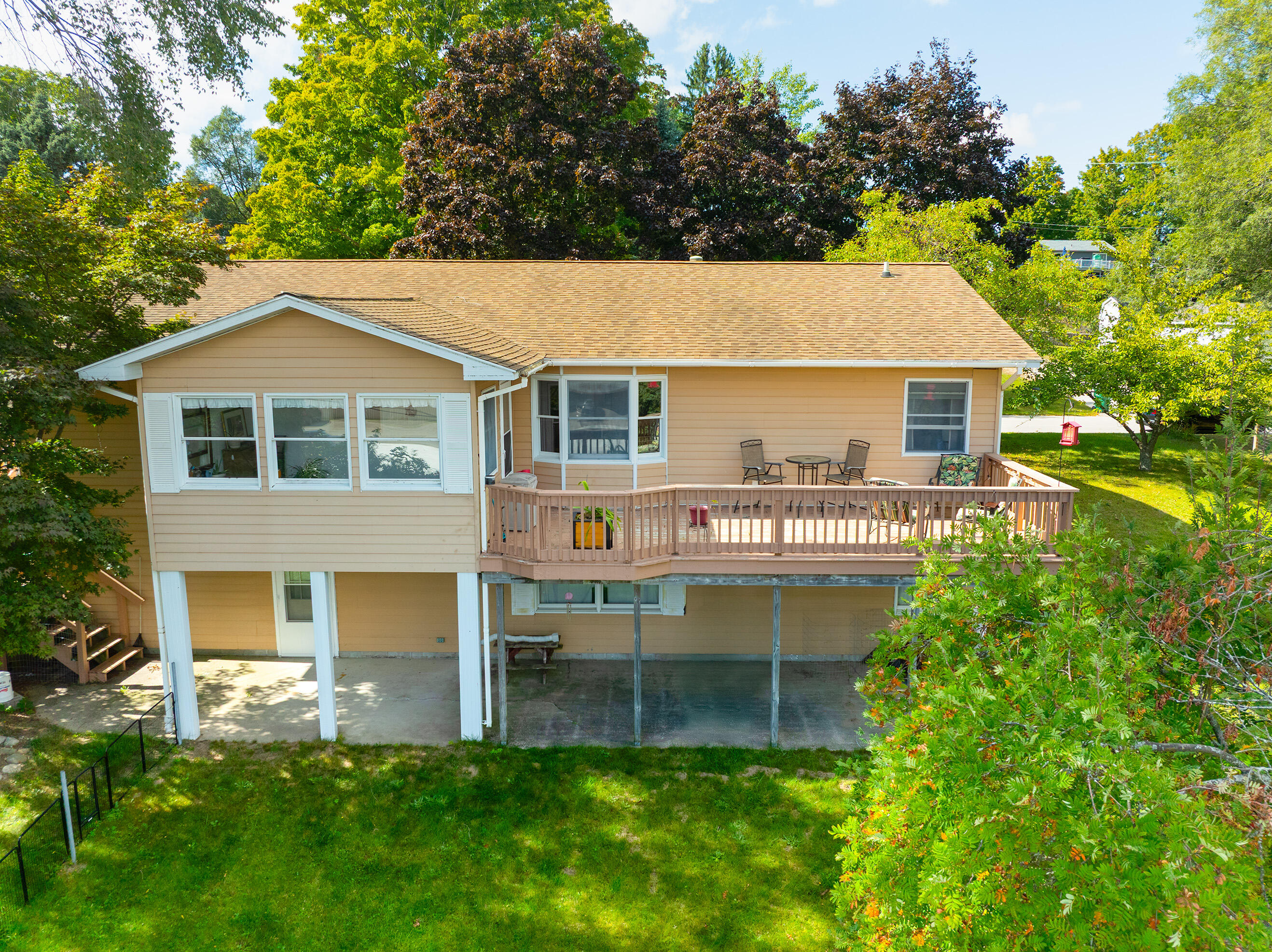 8888 Ferry Street Property Photo 4