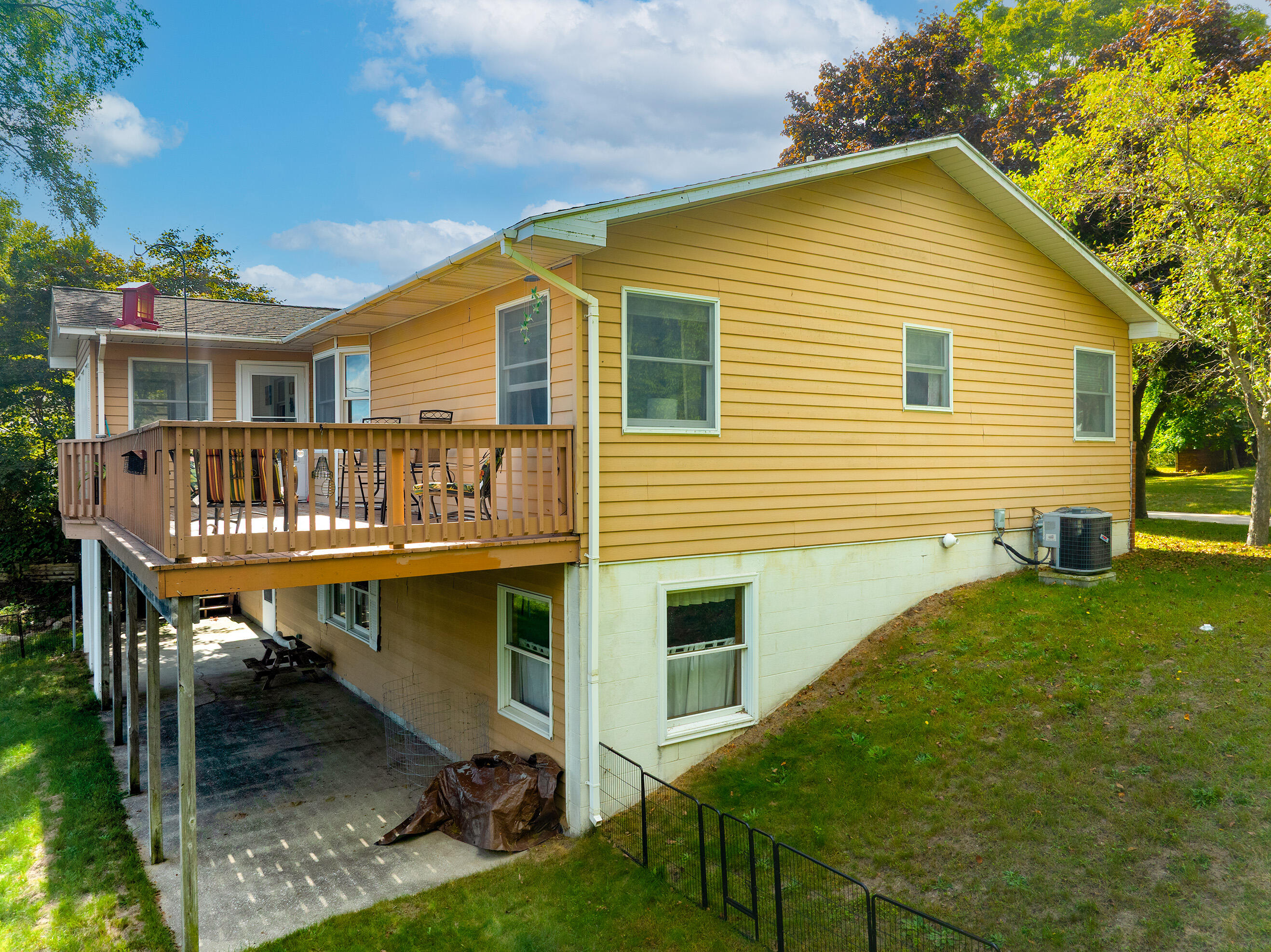 8888 Ferry Street Property Photo 5
