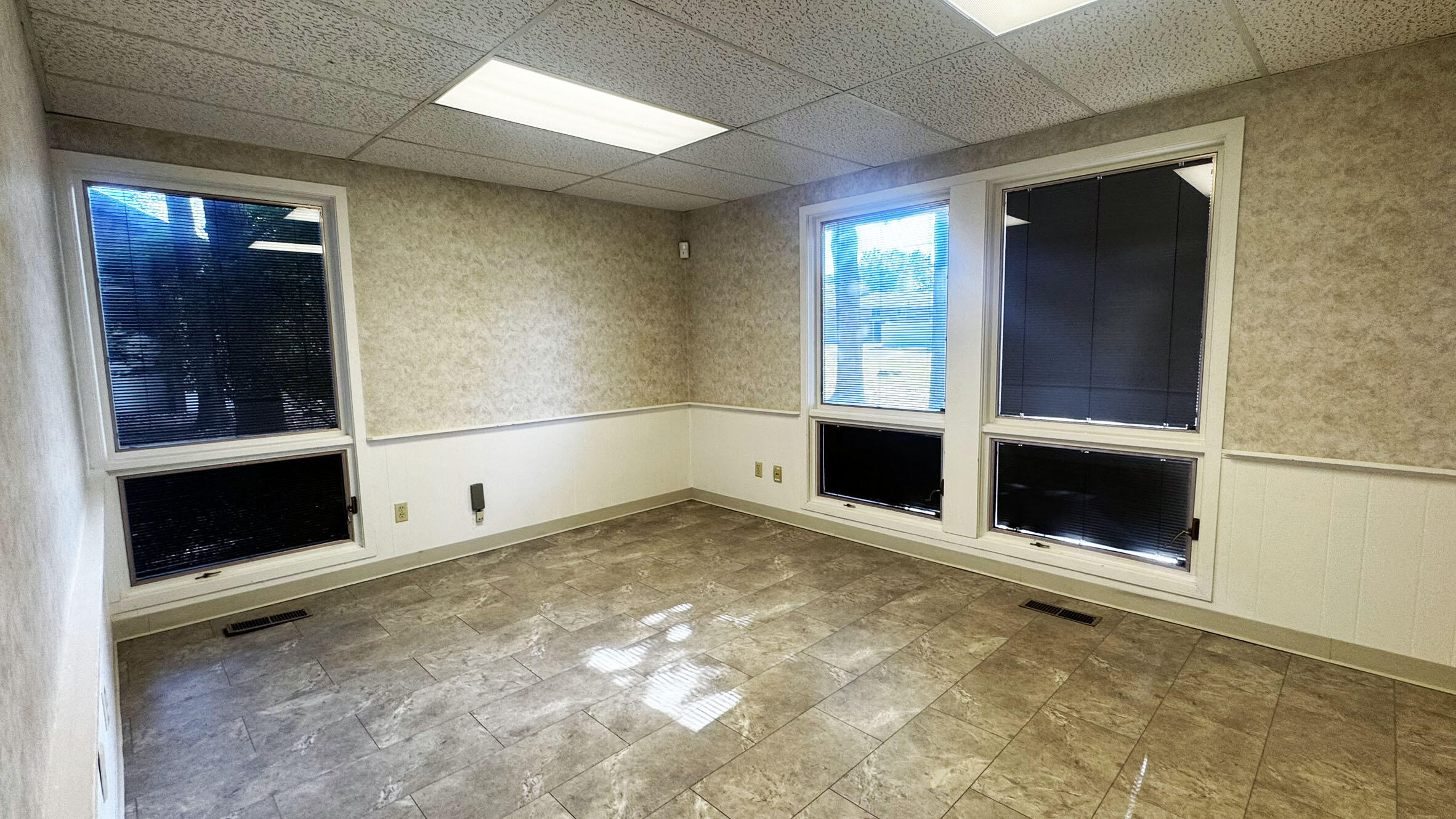 2323 Gull Road, Bldg. B Property Photo 4