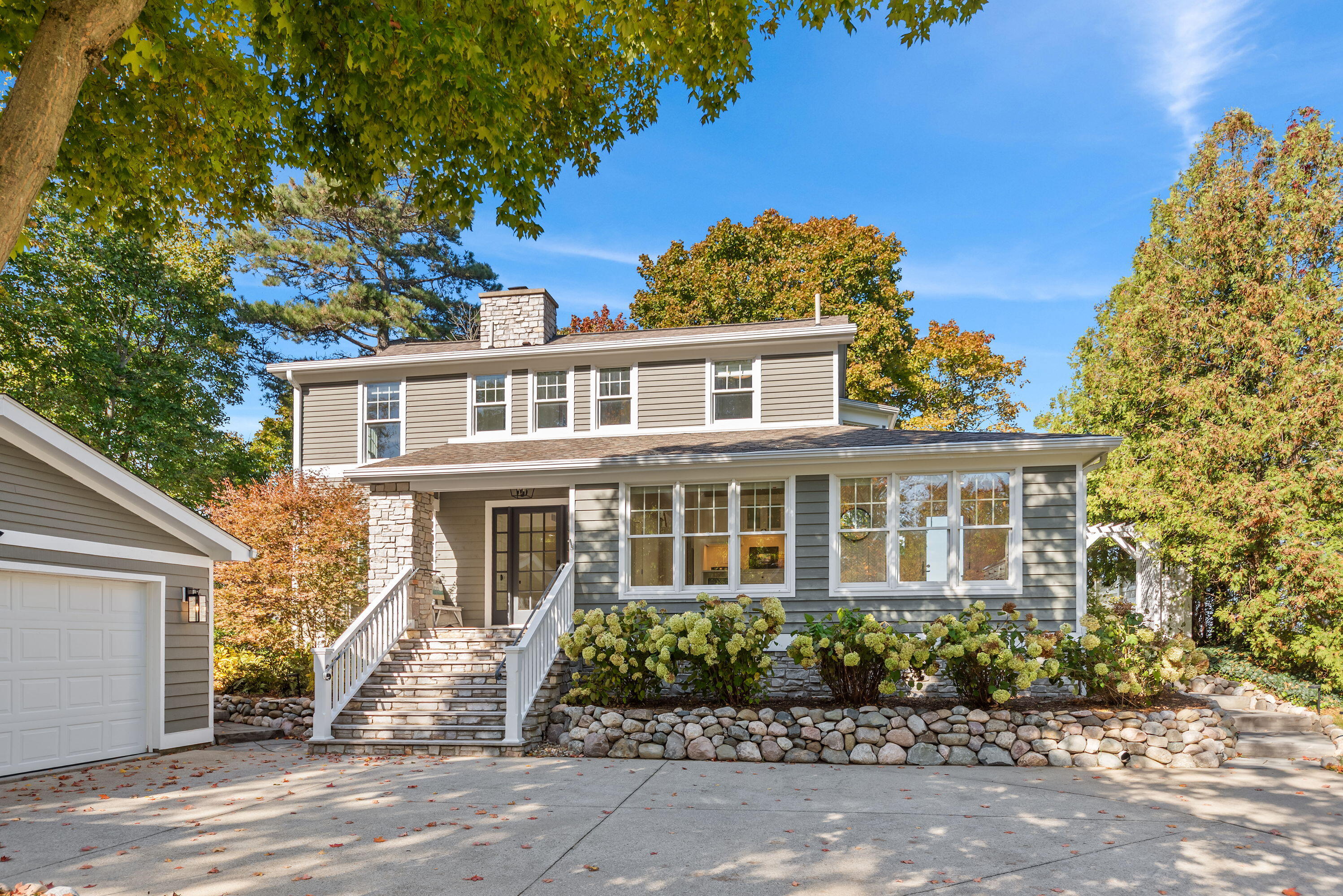 15800 Lakeshore Road Property Photo