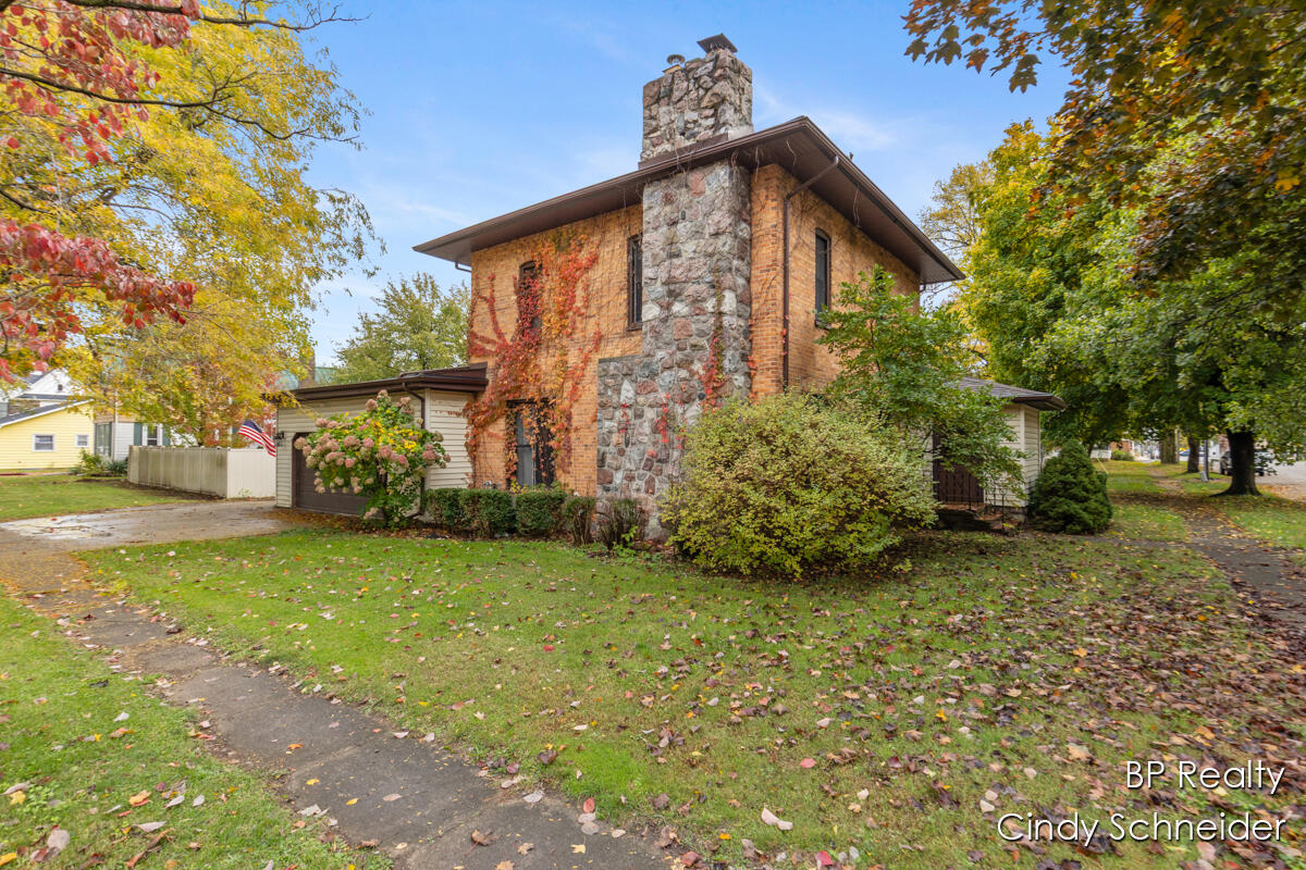 282 N Centre Street Property Photo 4