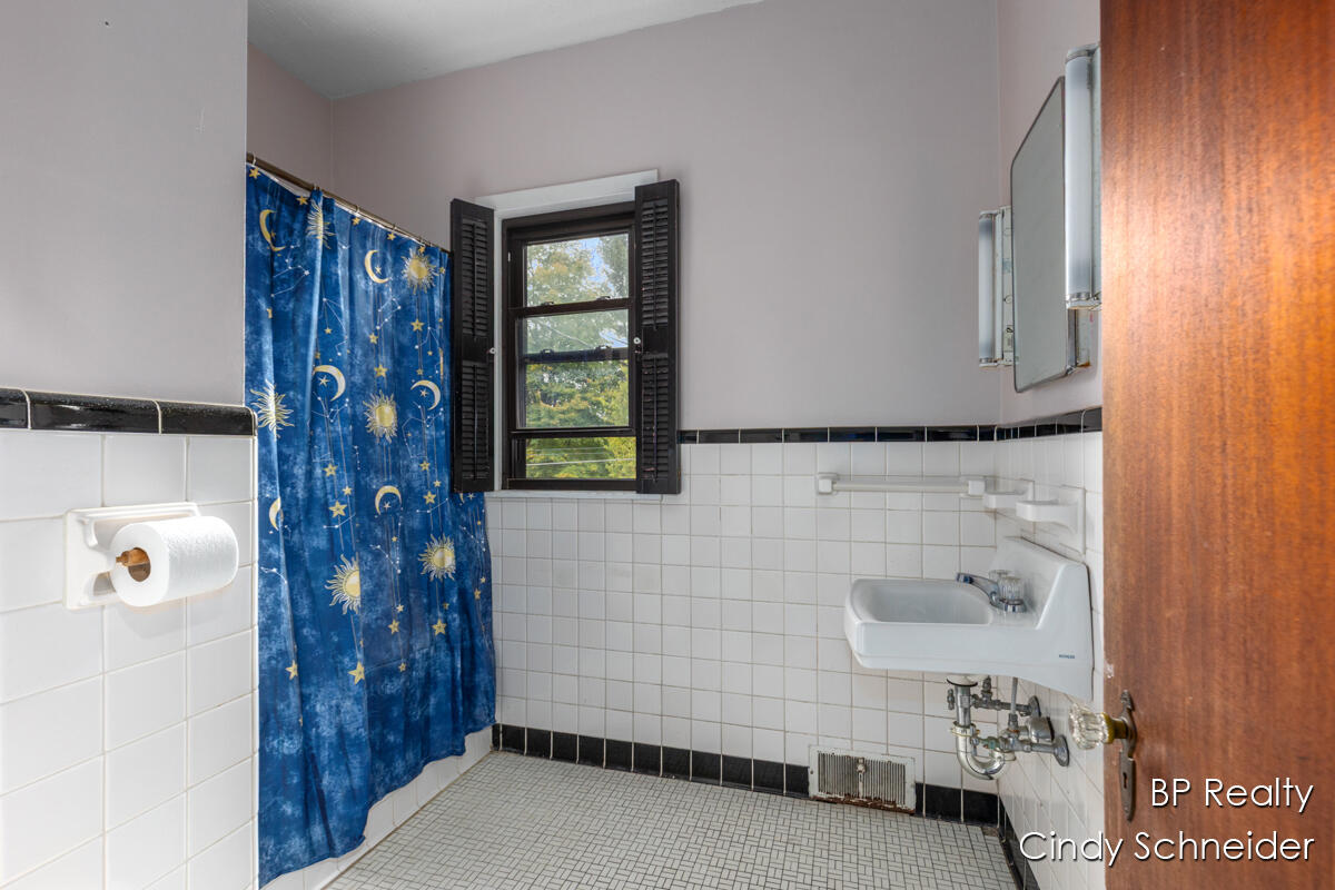 282 N Centre Street Property Photo 30