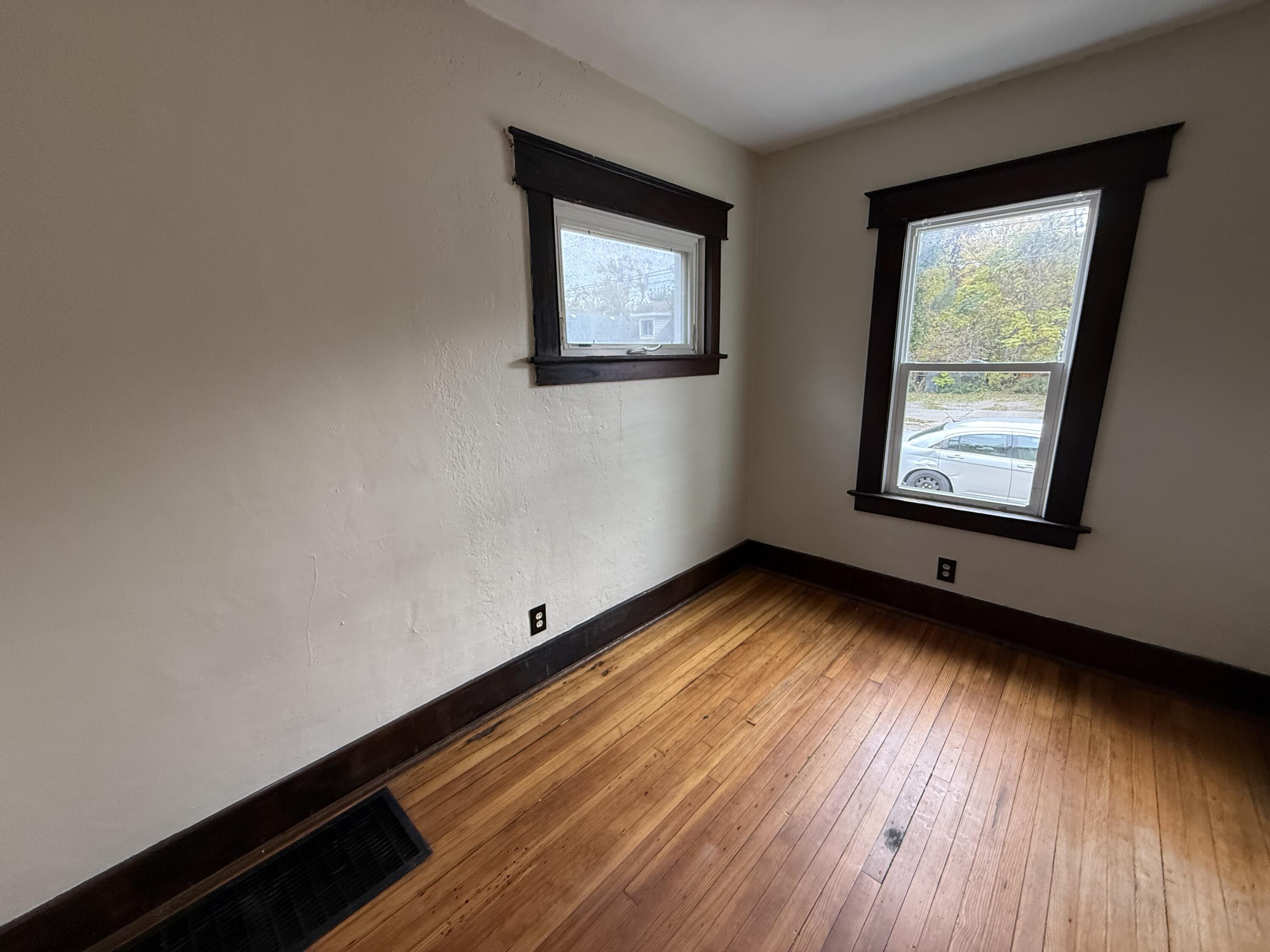 329 S Clemens Avenue Property Photo 10