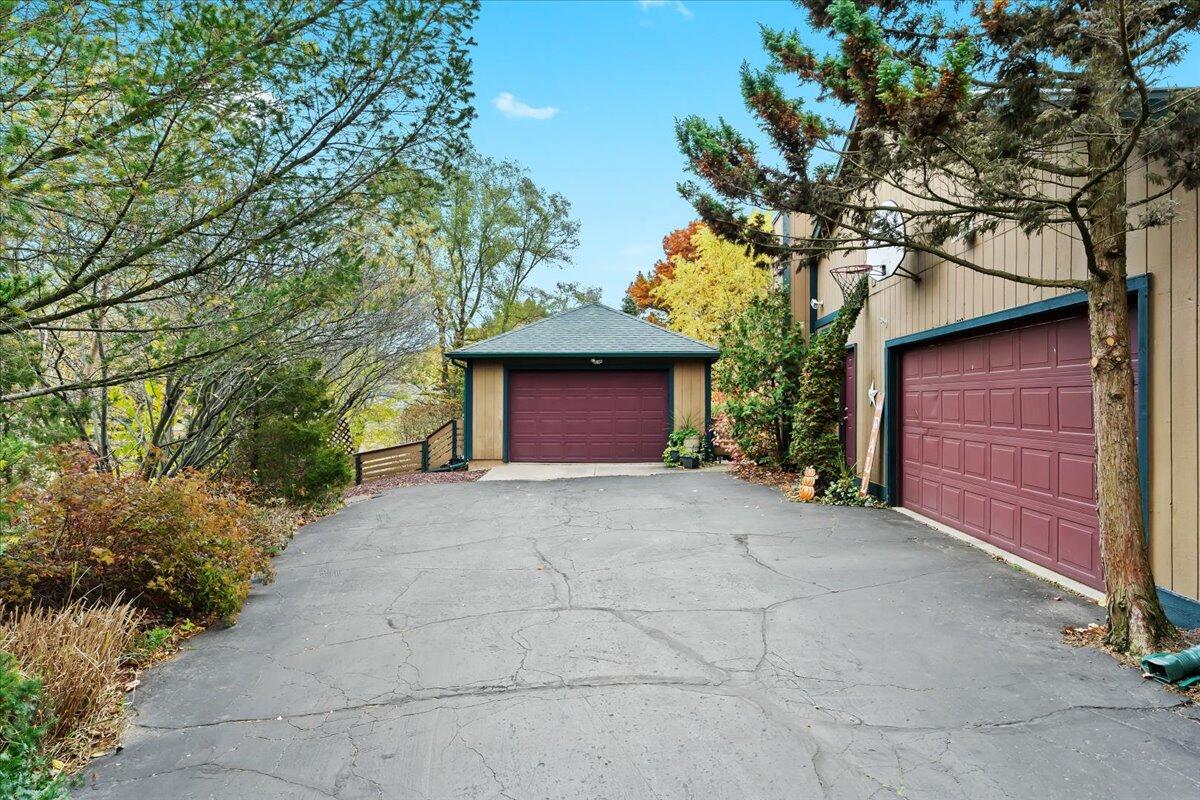 2794 Waling Woods Drive Property Photo 2