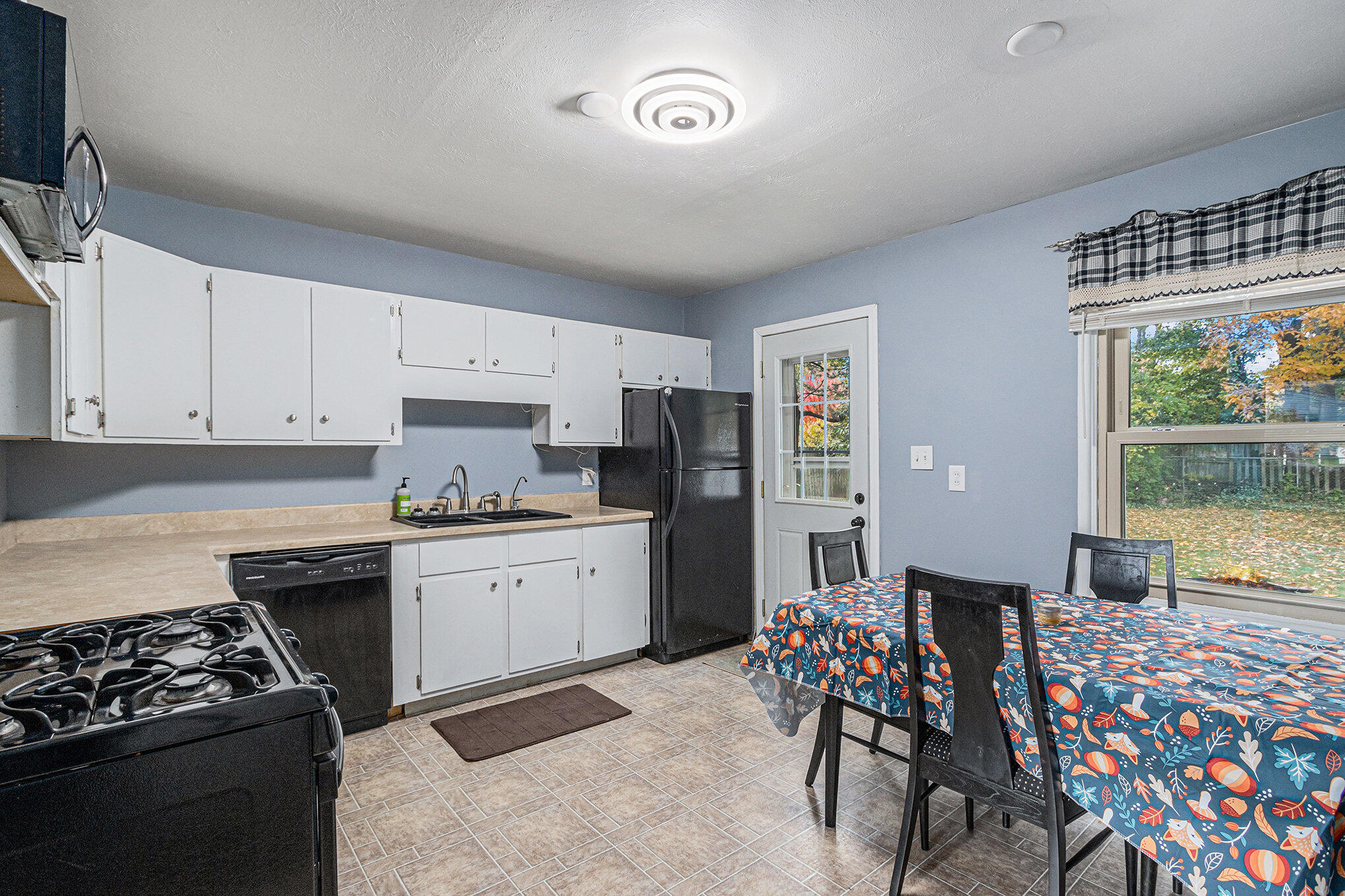 2423 Ashton Avenue Property Photo 6