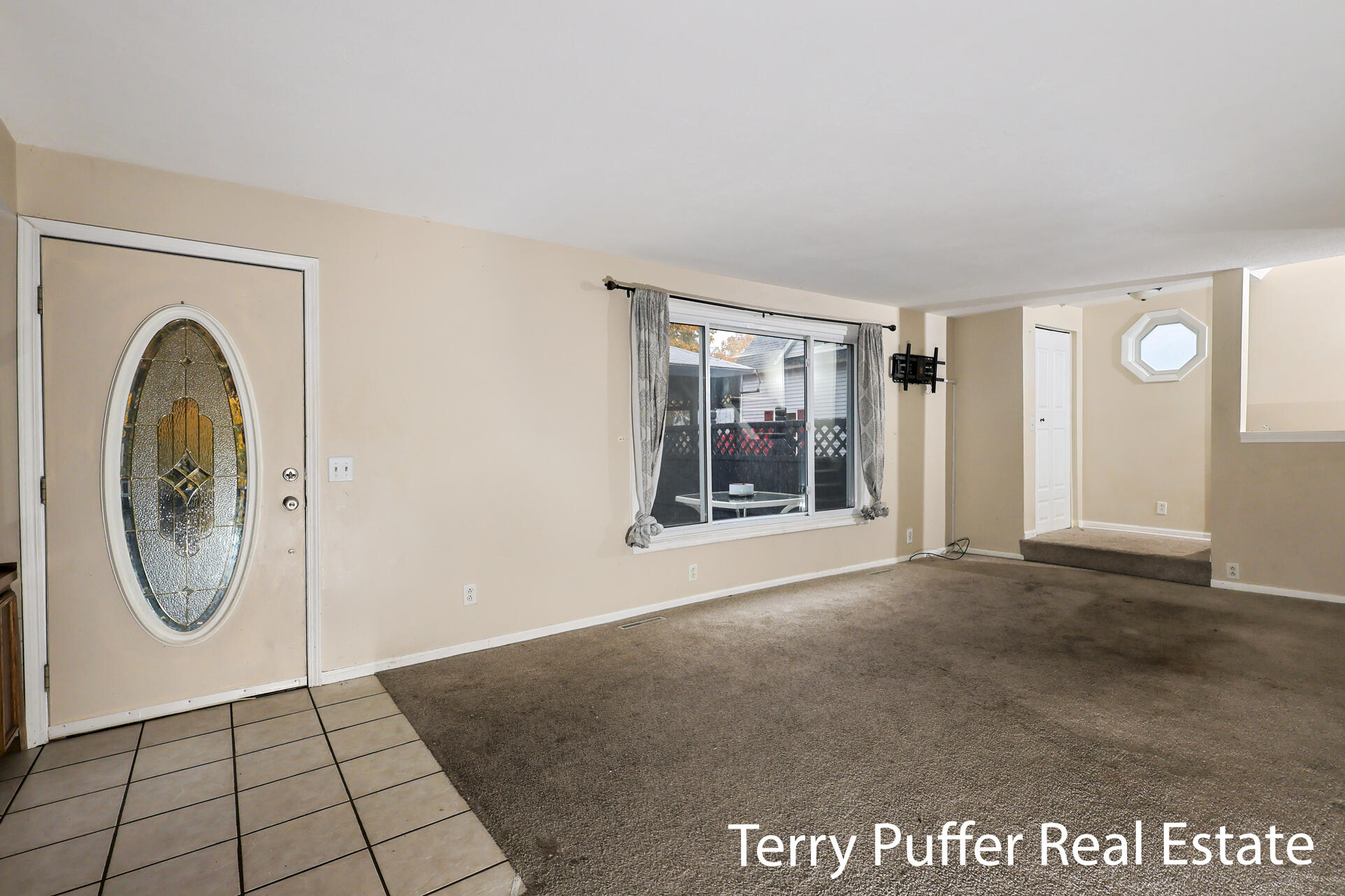 2569 Harding Avenue Property Photo 3