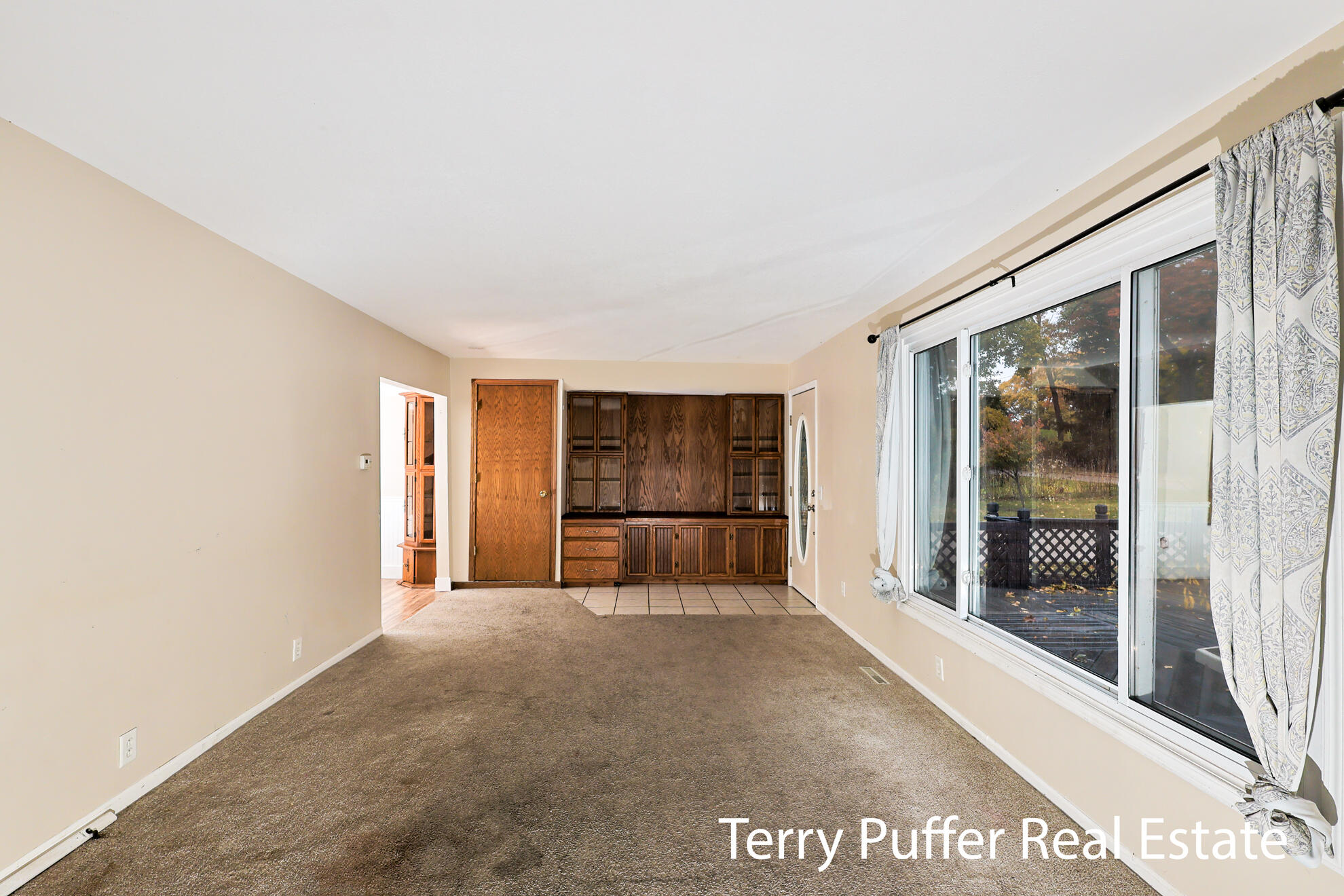 2569 Harding Avenue Property Photo 4