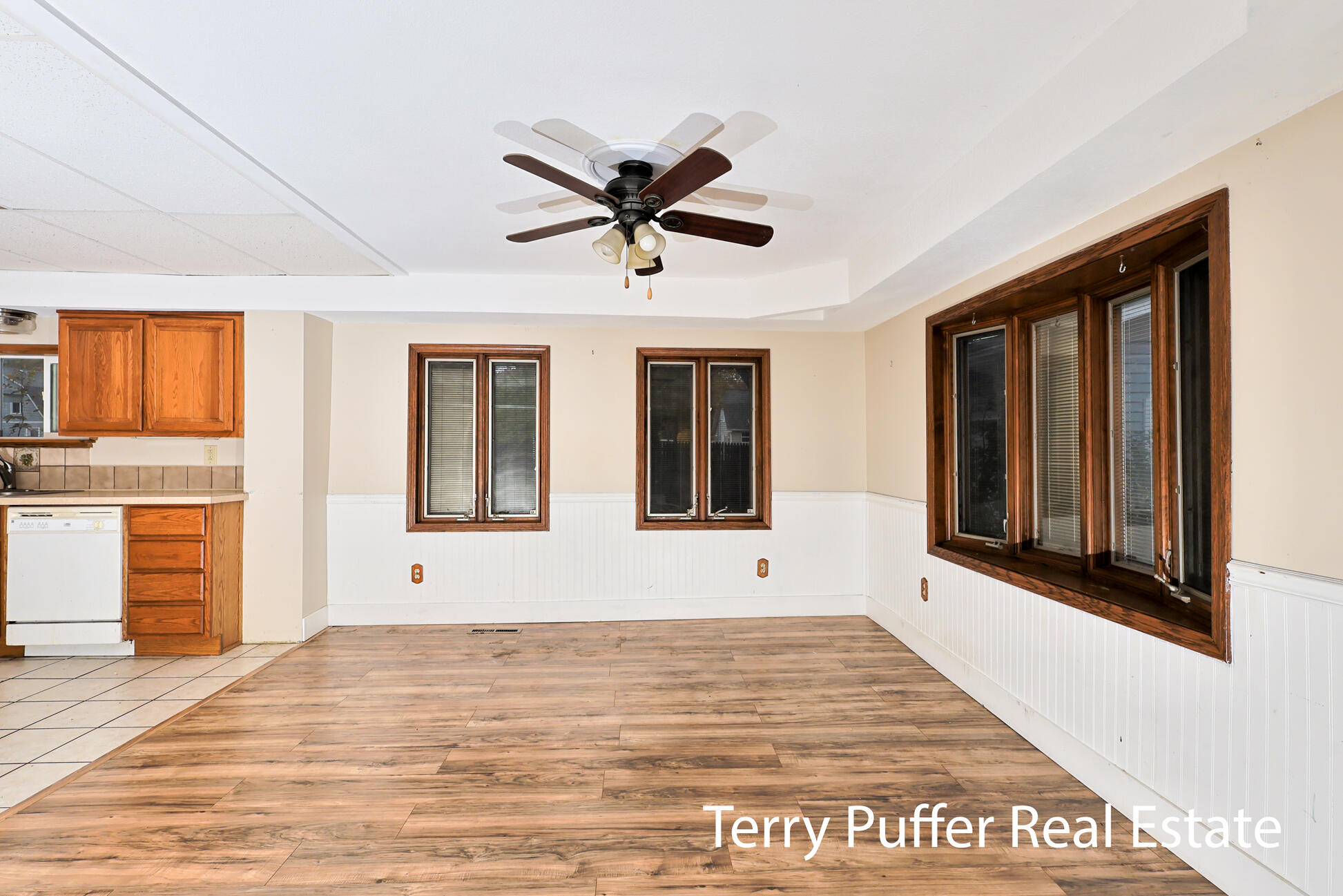 2569 Harding Avenue Property Photo 5