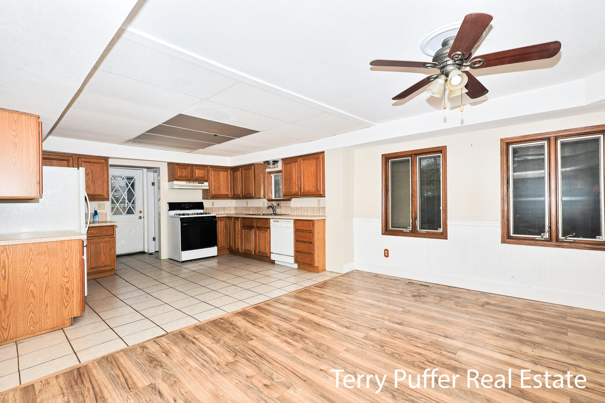 2569 Harding Avenue Property Photo 6