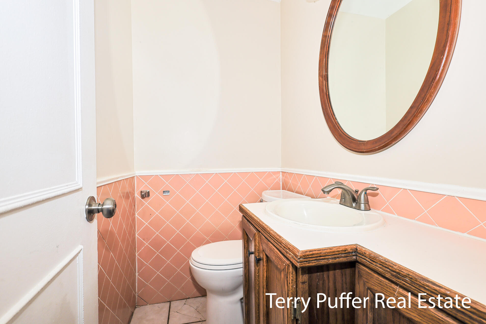 2569 Harding Avenue Property Photo 9