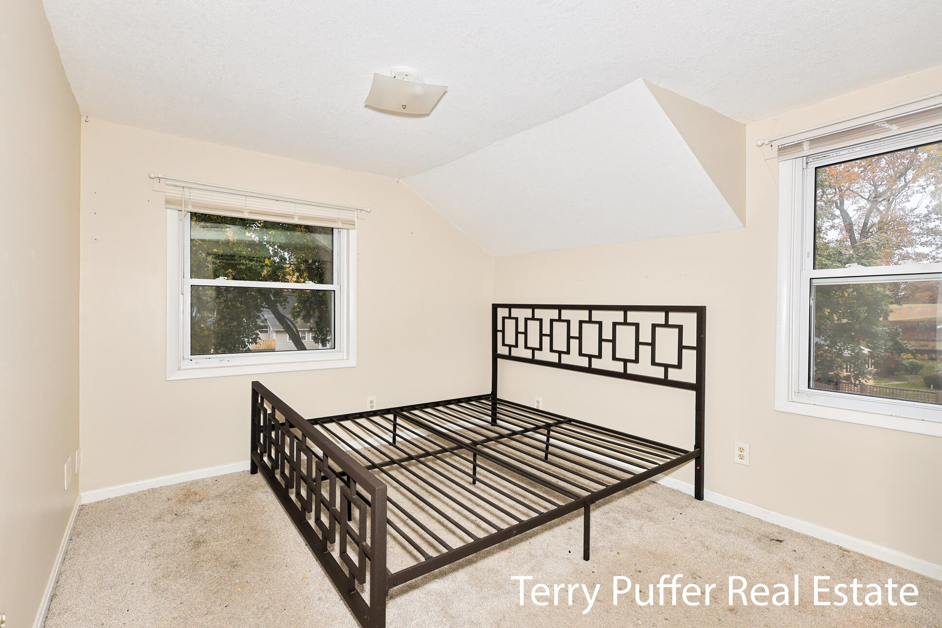 2569 Harding Avenue Property Photo 17