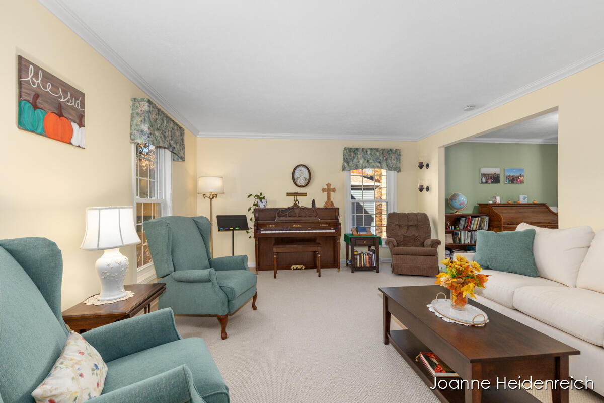 2526 Birchcrest Drive Se Property Photo 8