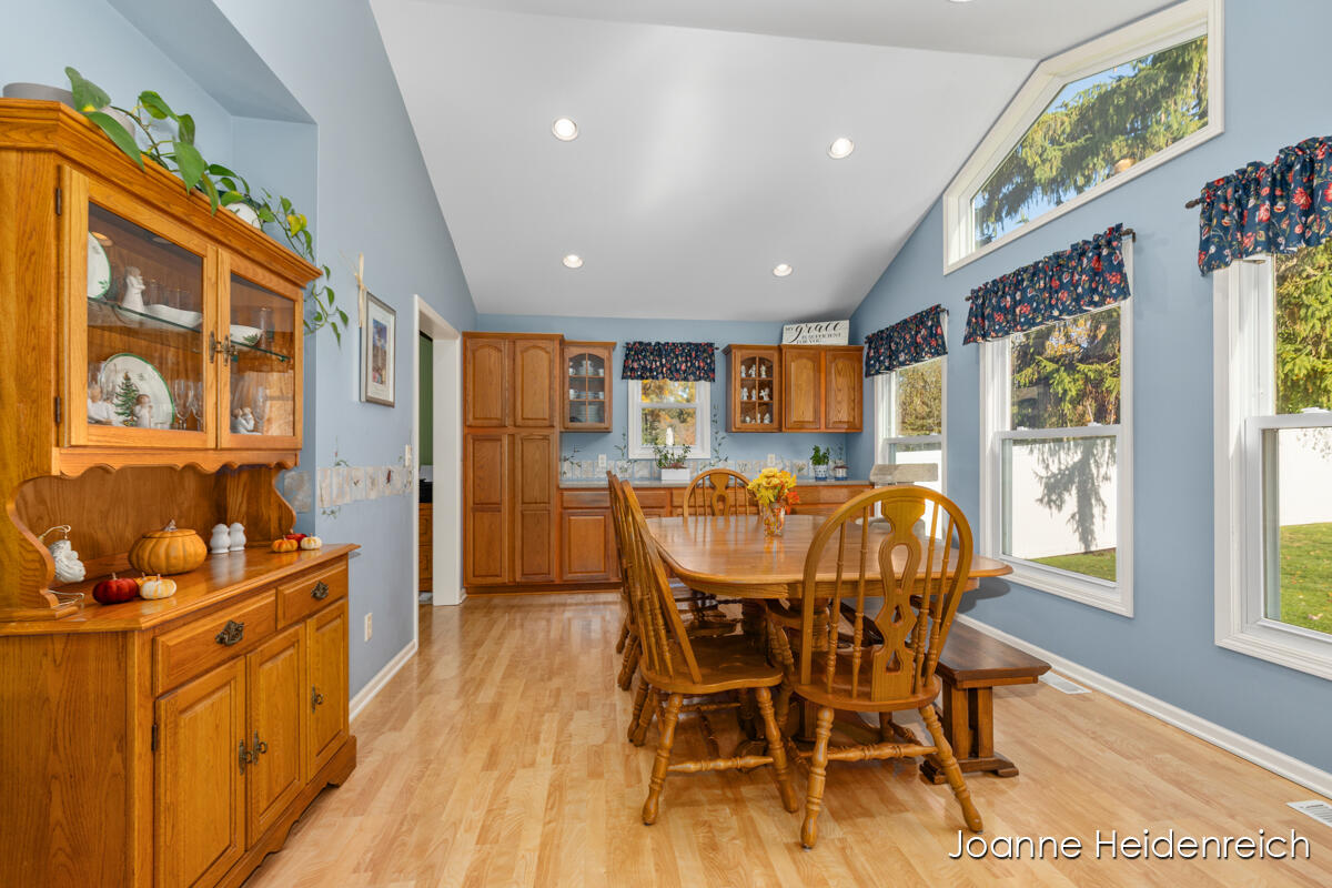 2526 Birchcrest Drive Se Property Photo 11