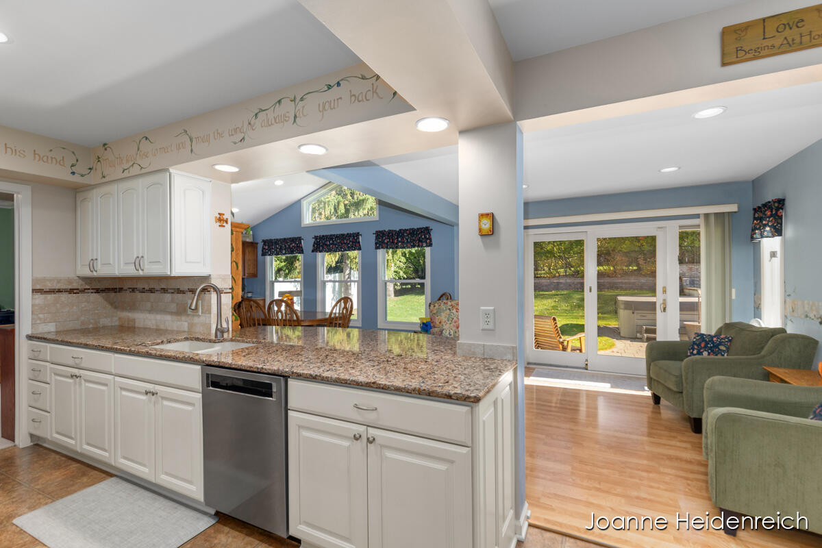 2526 Birchcrest Drive Se Property Photo 15